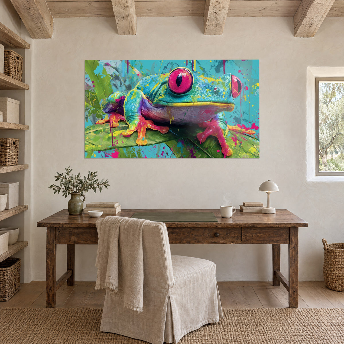 Tableau crapaud coloré accroché au-dessus d'un bureau en bois, peau bleu turquoise, yeux fuchsia et fond éclaboussé de vert