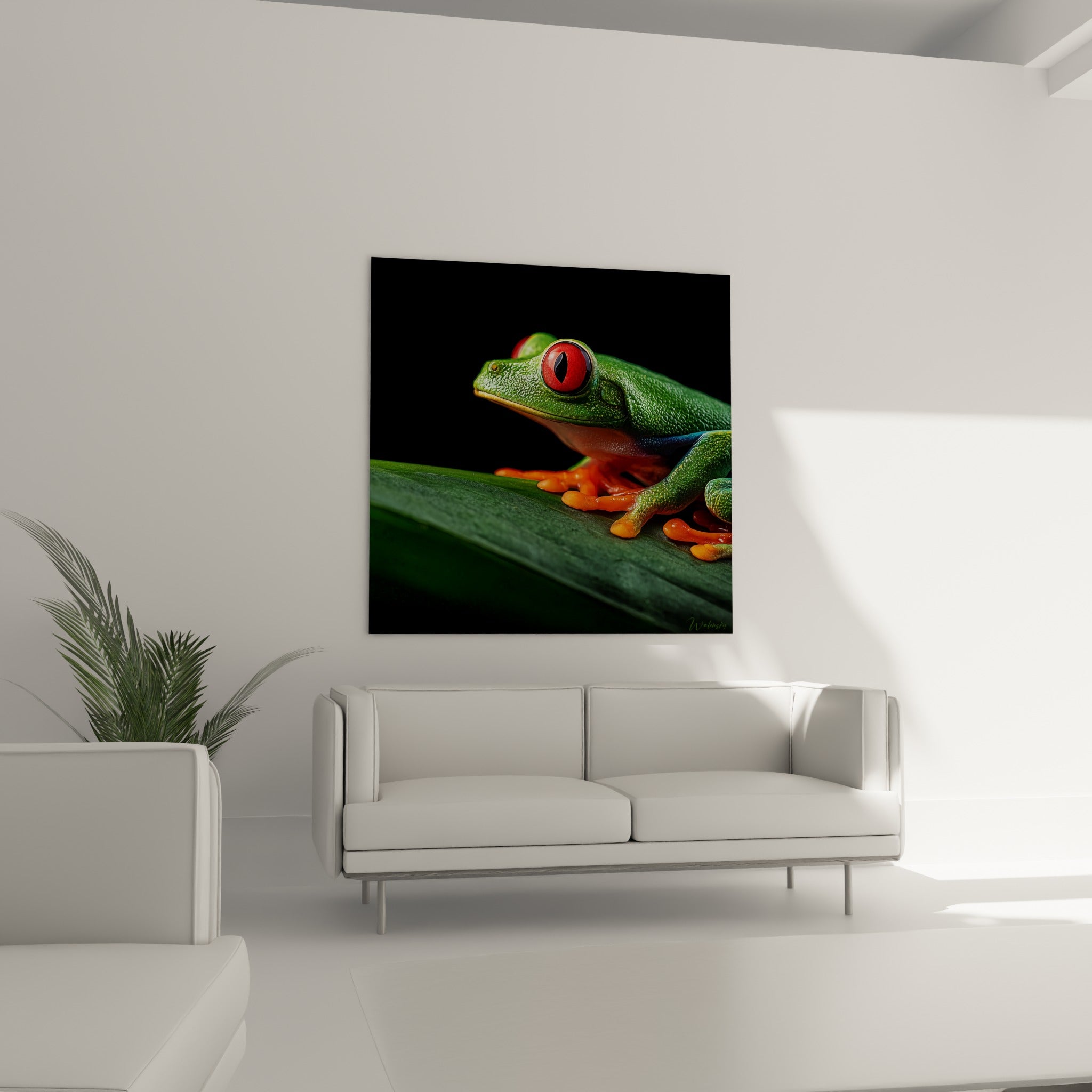 Grenouille arboricole rouge et verte posée sur une feuille, au-dessus d'un canapé dans un salon lumineux
