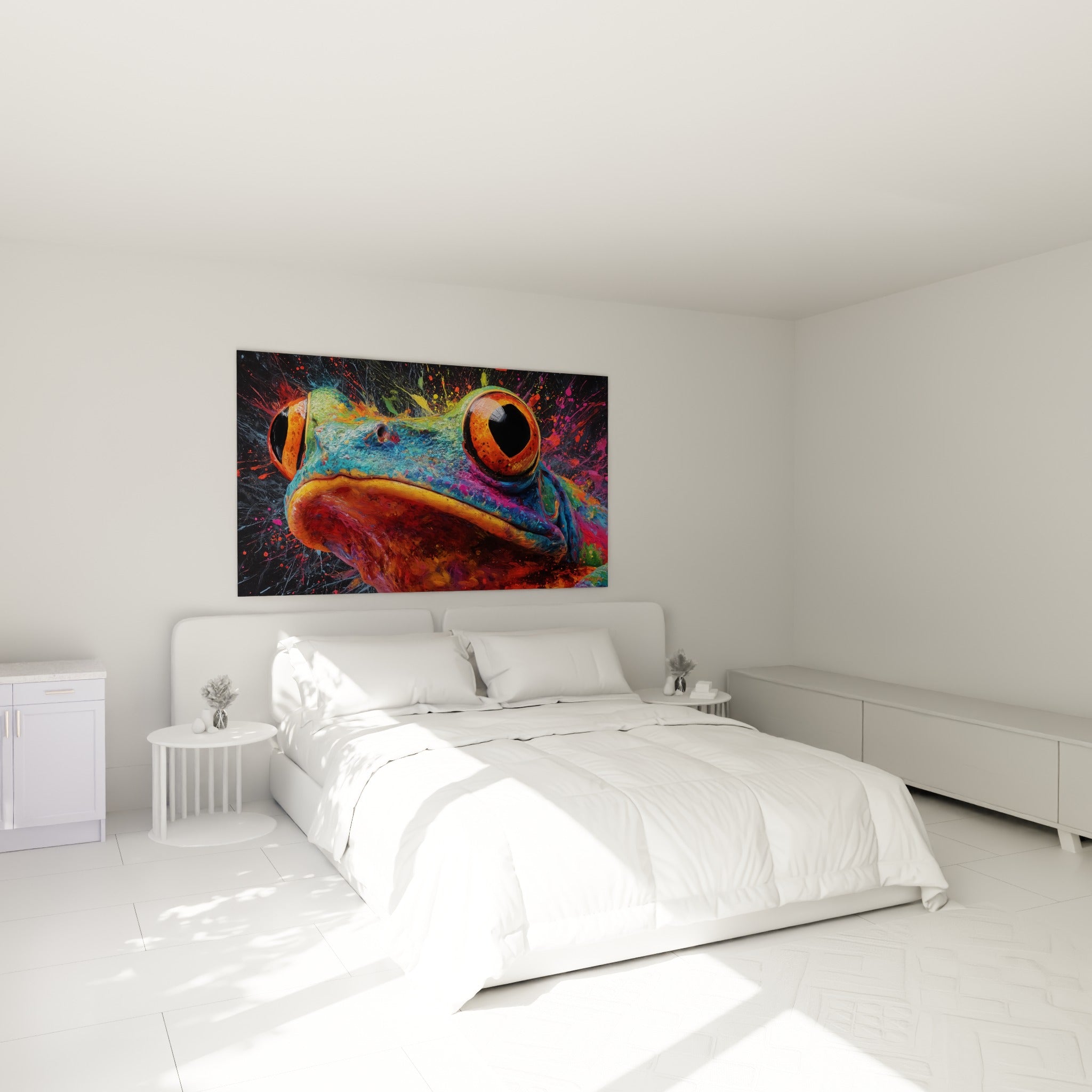 Amphibien coloré aux tons ocre et fuchsia accroché au-dessus d'un lit dans une chambre claire