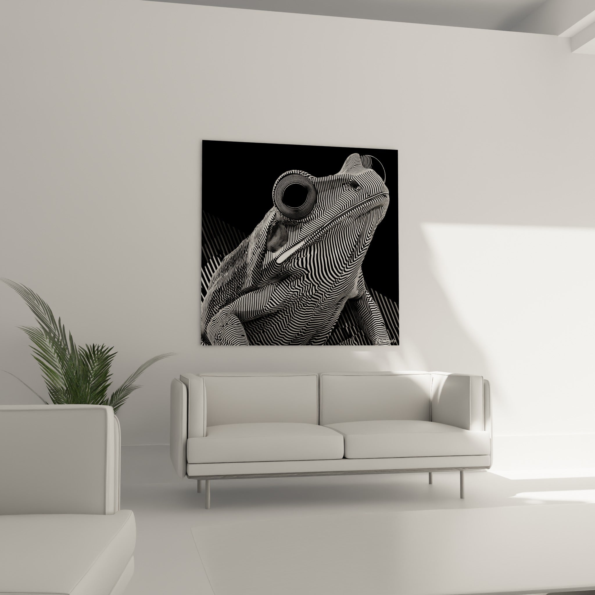 Batracien graphique aux motifs anthracite et blancs, suspendu au-dessus d'un canapé dans un salon lumineux