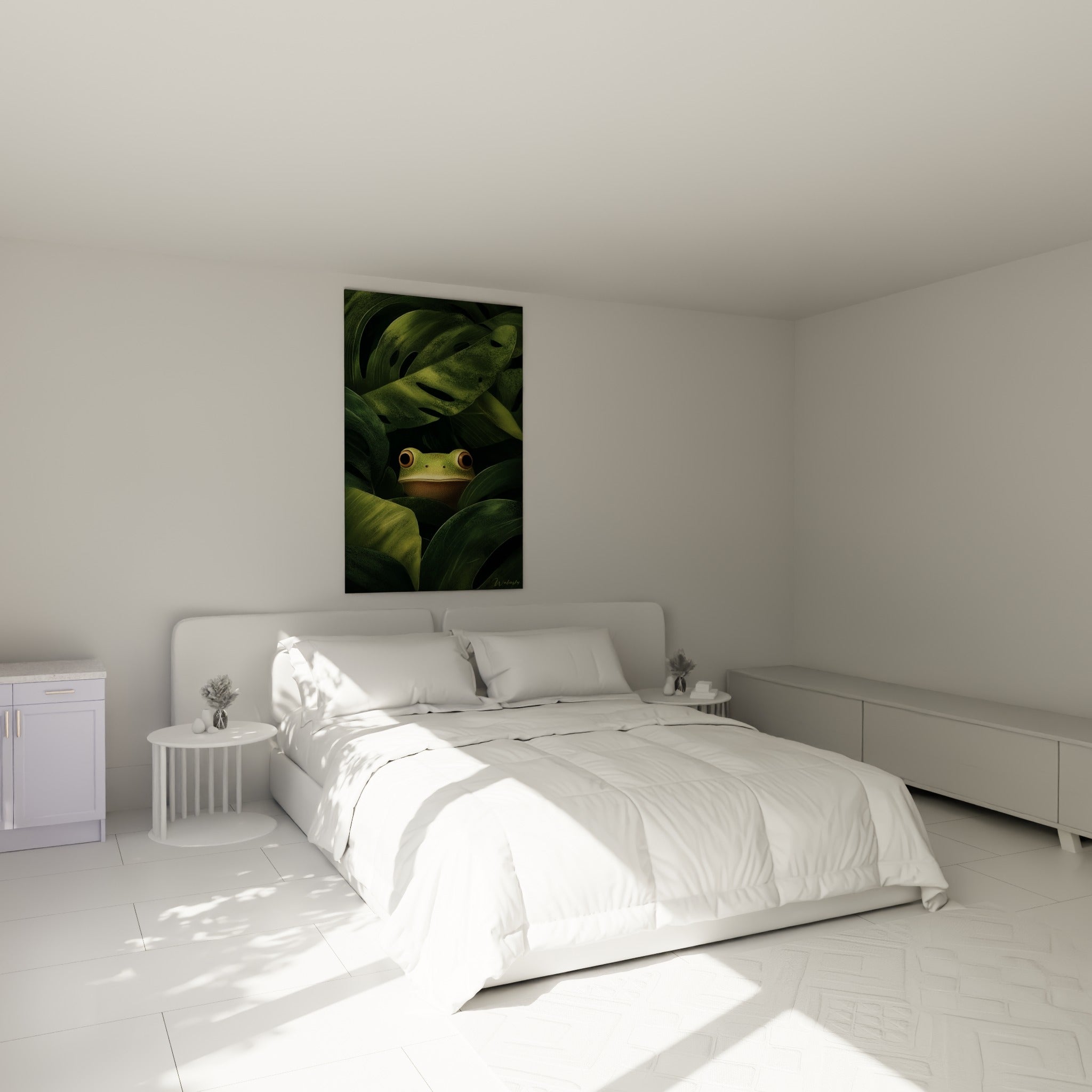 Petite grenouille brune et verte nichée dans les feuilles au-dessus d'un lit dans une chambre claire