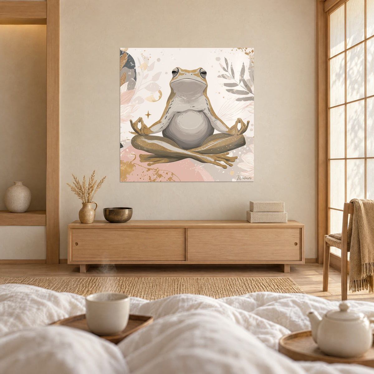 Gemälde Sitzender Amphibe mit gekreuzten Beinen, ockerfarbene glitzernde Haut und grauer Bauch, rosé Hintergrund, über einem Bett in einem hellen Schlafzimmer