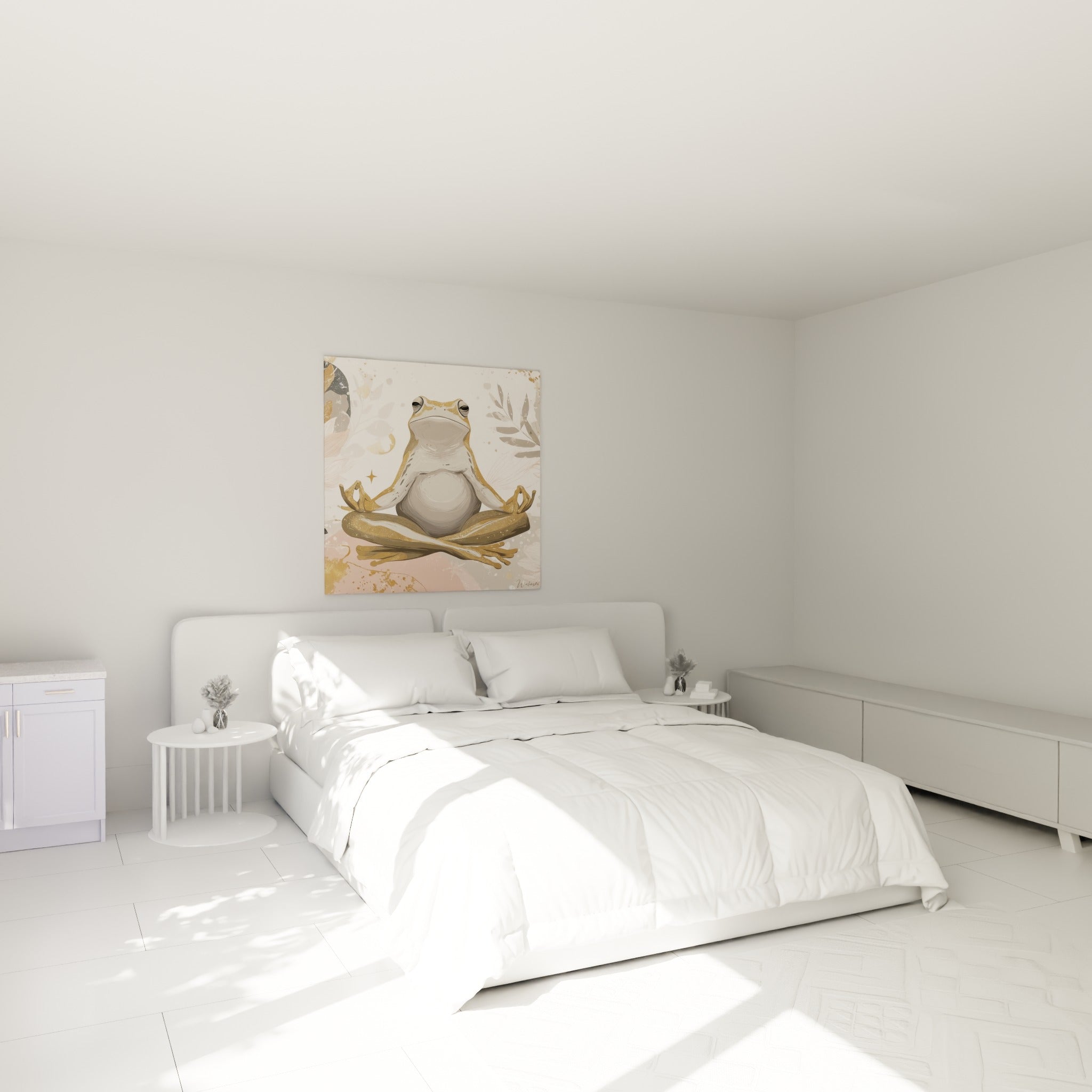 Posture méditative de la grenouille dorée accrochée au-dessus d'un lit dans une chambre claire