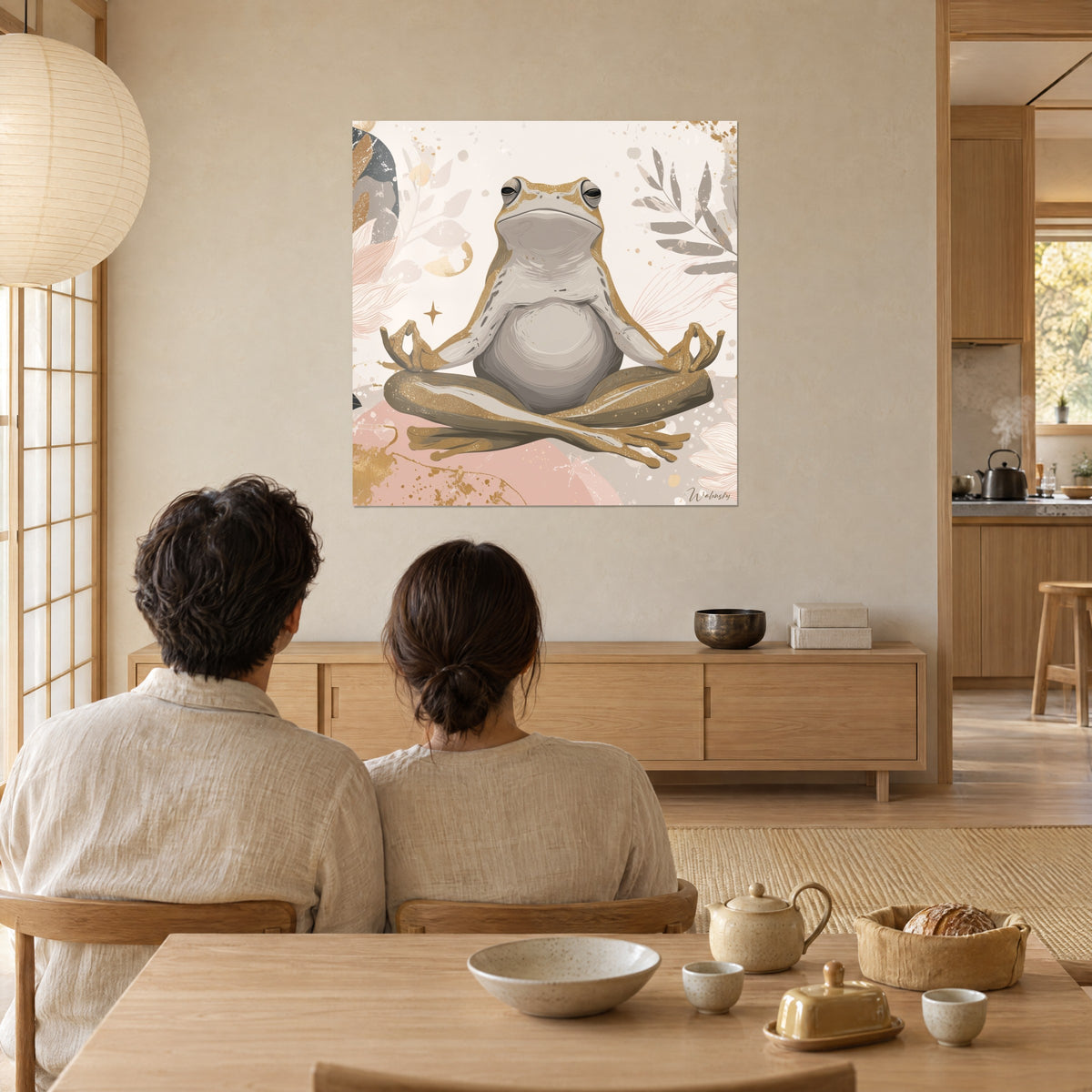 Gemälde Friedlicher Frosch mit halb geschlossenen Lidern, Goldspritzer auf Beige und Rosa, gegenüber einem Paar am Tisch von hinten