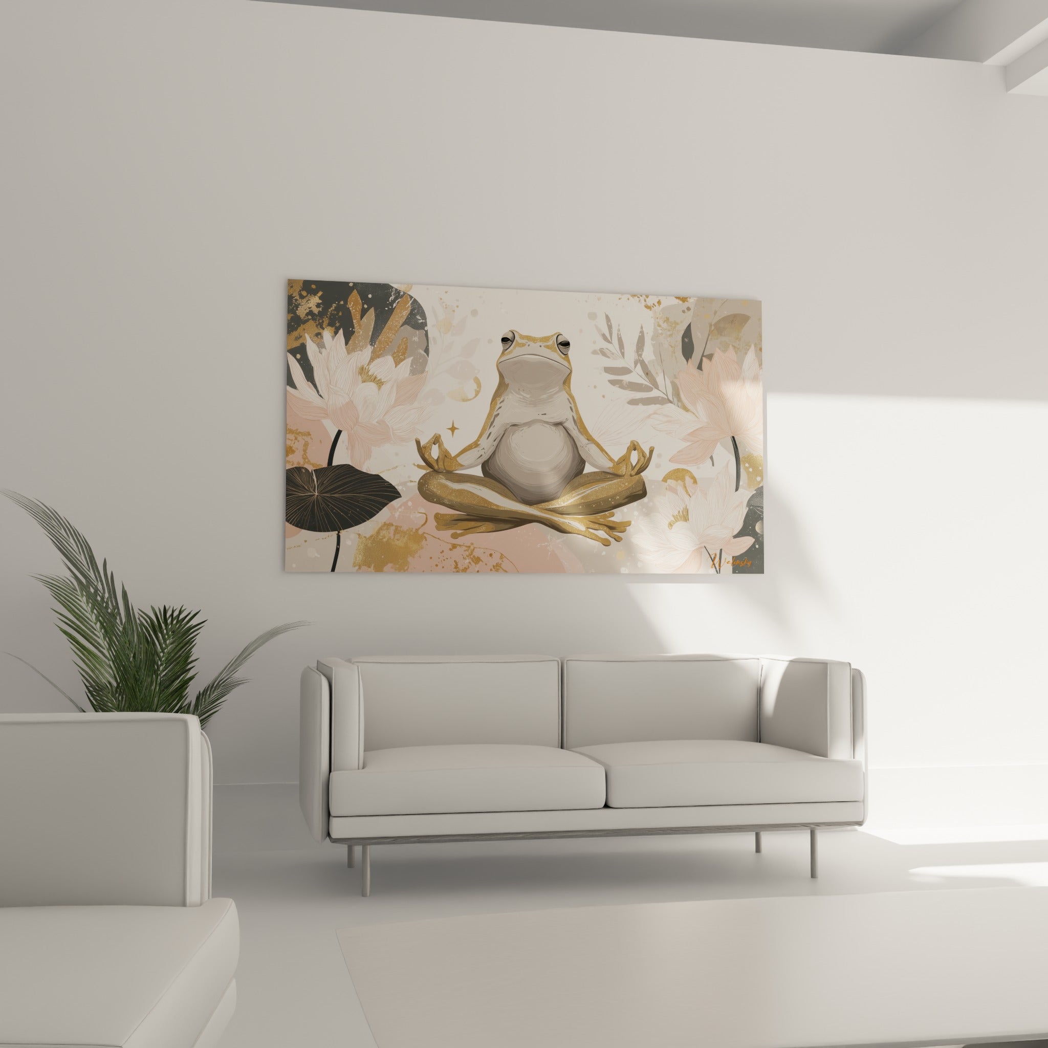 Batracien en tailleur mains jointes, rose poudré et doré, au-dessus d'un canapé dans un salon lumineux