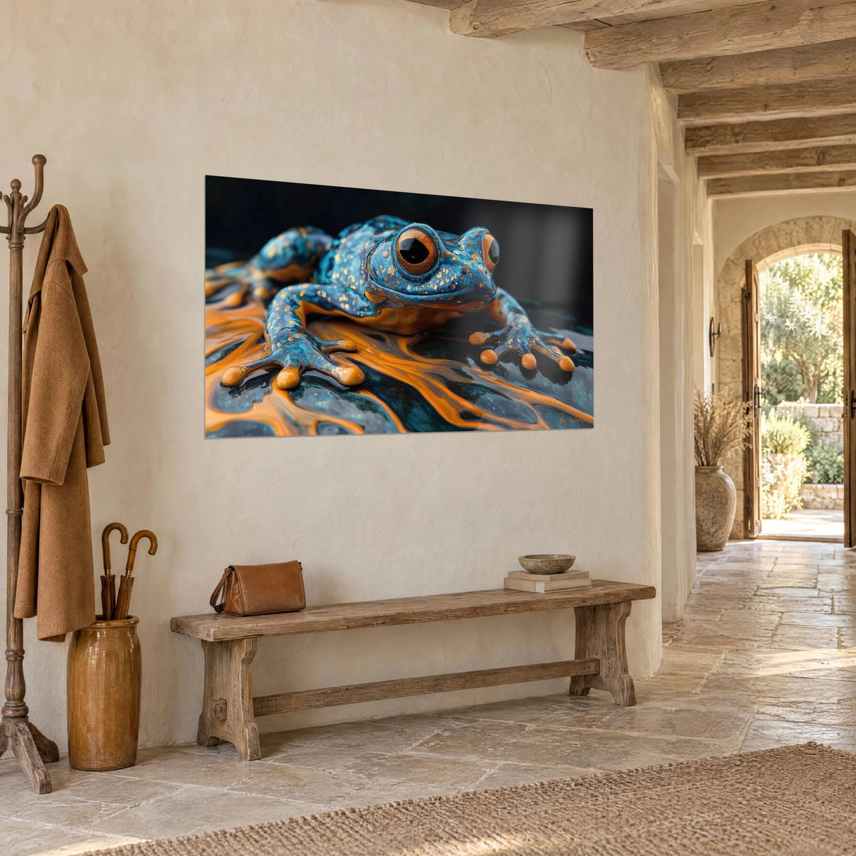 Tableau amphibien turquoise aux yeux cuivrés, doigts orangés posés sur un fond noir, mur chaulé d'un couloir de pierre