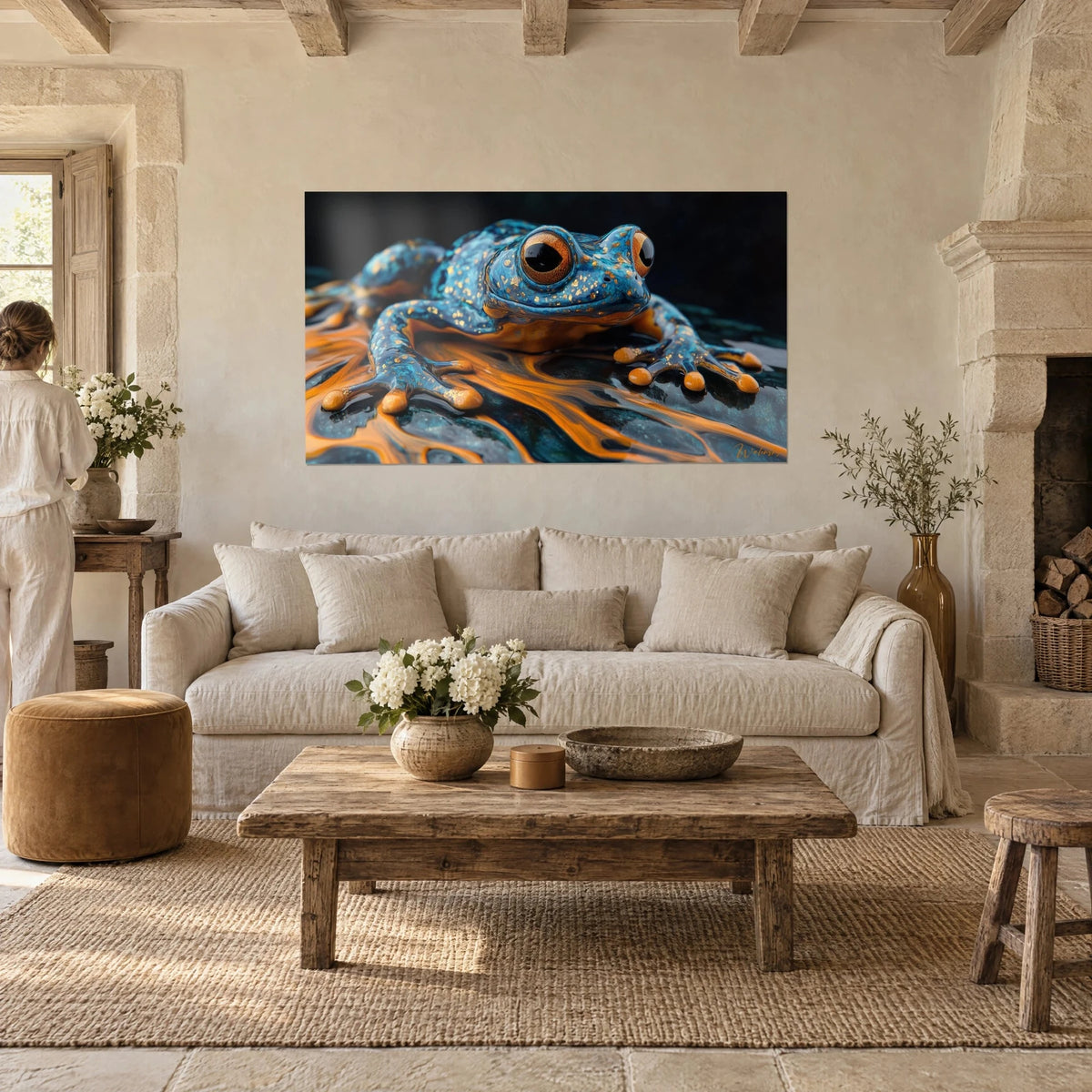 Tableau grenouille bleue constellée de paillettes dorées sur coulée orange, au-dessus d'un canapé dans un salon lumineux
