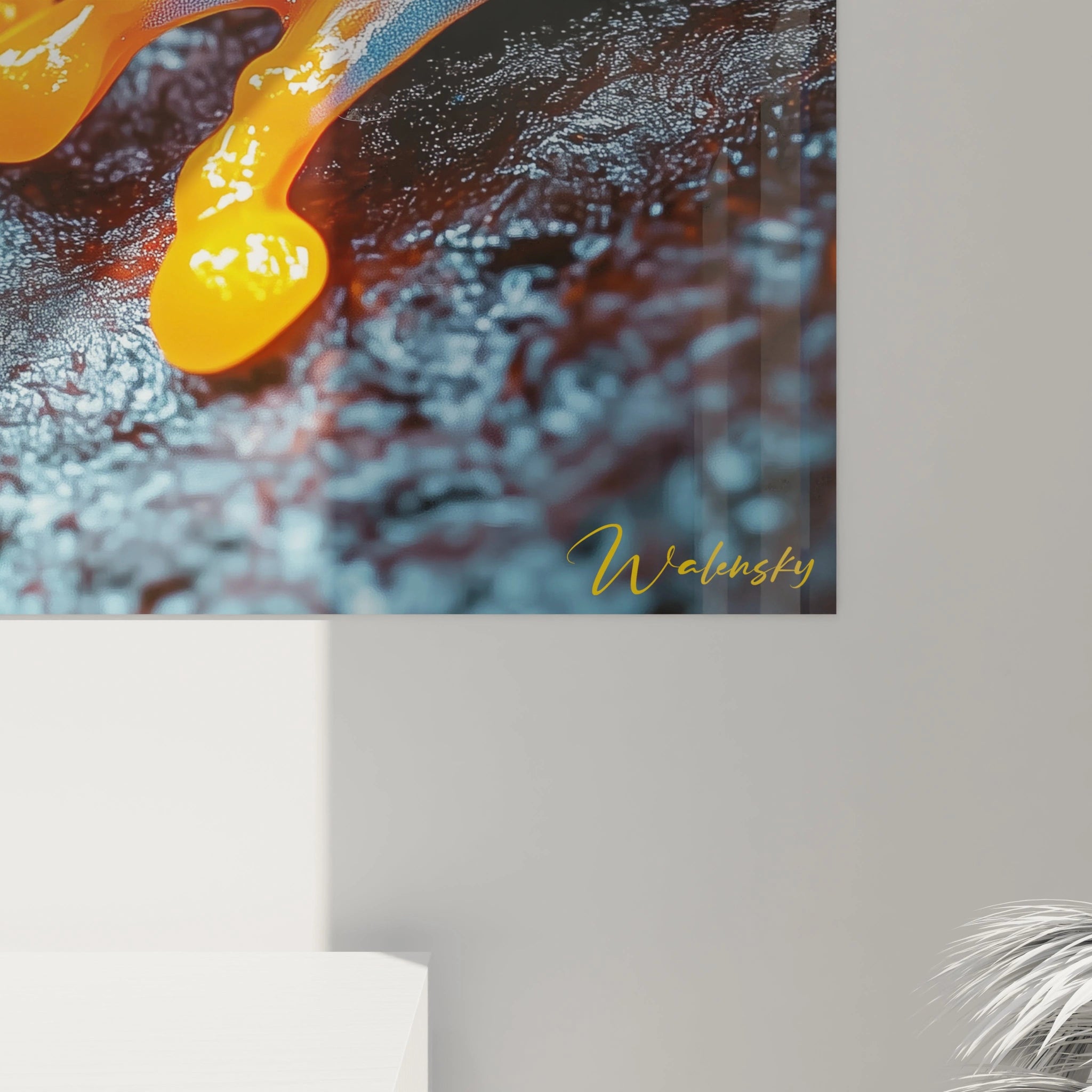 Tableau grenouille illustrant un spécimen tropical au regard hypnotique rouge-orangé, corps bleu azur orné de points jaune vif, extrémités orange éclatant et peau luisante à texture granuleuse, posé sur une surface rugueuse.

