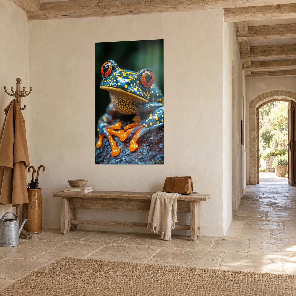 Gemälde tiefblauer Laubfrosch mit orangefarbenen, lackierten Fingern und goldenen Punkten, Ansicht aus drei Vierteln in einem Eingangsbereich aus Stein