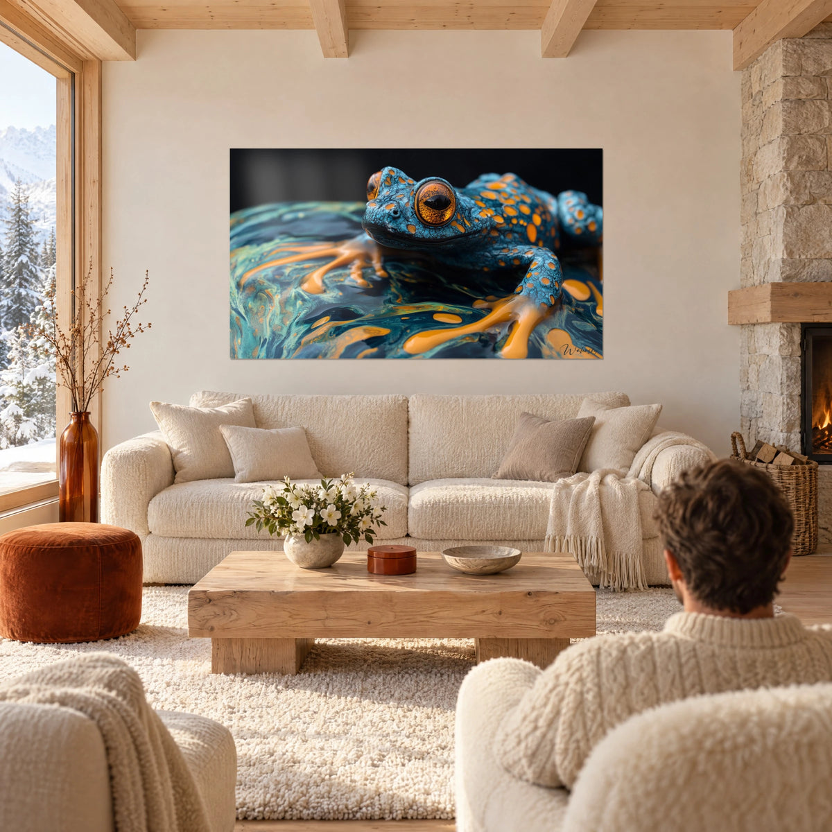 Gemälde Froschbild mit orangefarben umrandeten goldenen Augen, blauer gesprenkelter Haut und bernsteinfarbenen Lachen, Paar von hinten über einem Sofa in einem hellen Wohnzimmer
