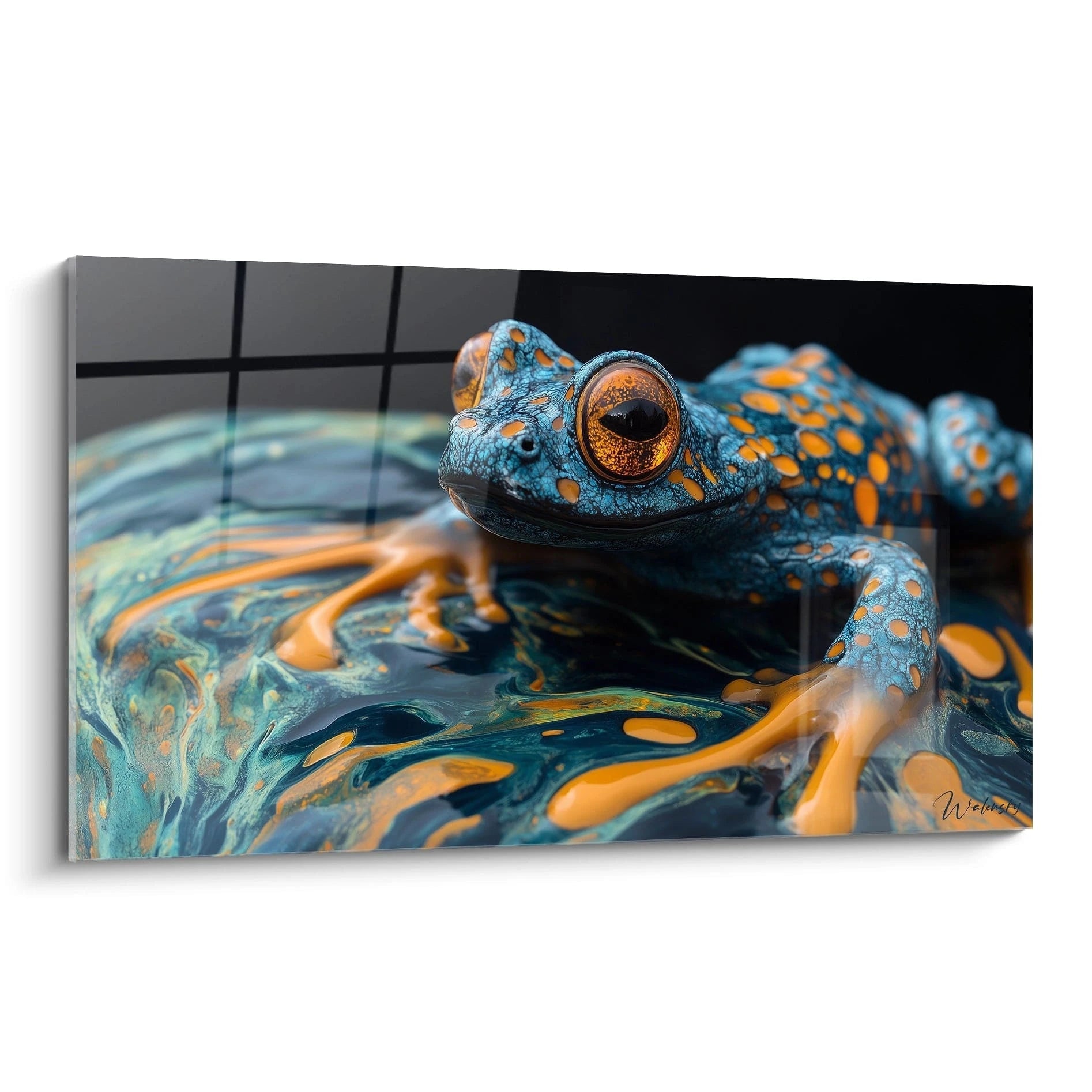 Un tableau grenouille représentant un amphibien bleu turquoise avec taches orange vif, montrant un œil ambré hypnotique et une peau texturée granuleuse, posé sur une surface aux reflets fluides bleutés et orangés sur fond noir.
