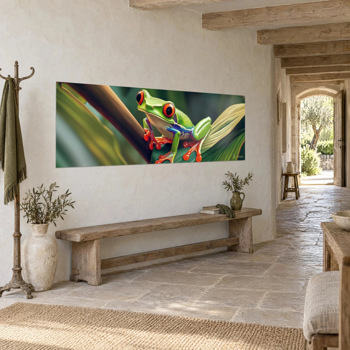 Tableau amphibien vert pomme aux orteils corail, perché sur une tige brune, vu de trois-quarts dans une maison en pierre