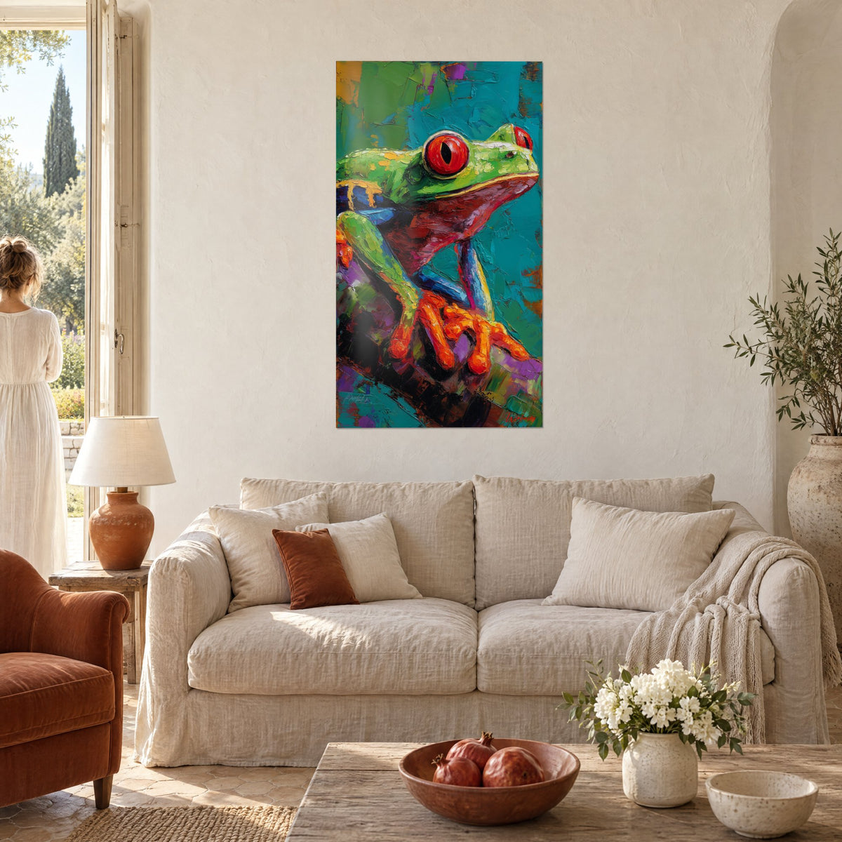 Gemälde Laubfrosch in Grün mit roten Augen, orangefarbene Füße auf türkisfarbenem Hintergrund, zwei Personen von hinten über einem Sofa in einem hellen Wohnzimmer