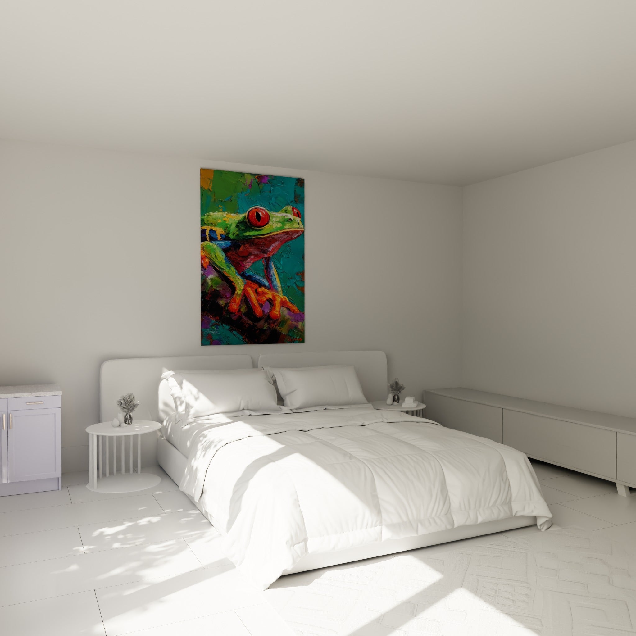 Amphibien vert et orange au regard rouge intense, accroché au-dessus d'un lit dans une chambre claire