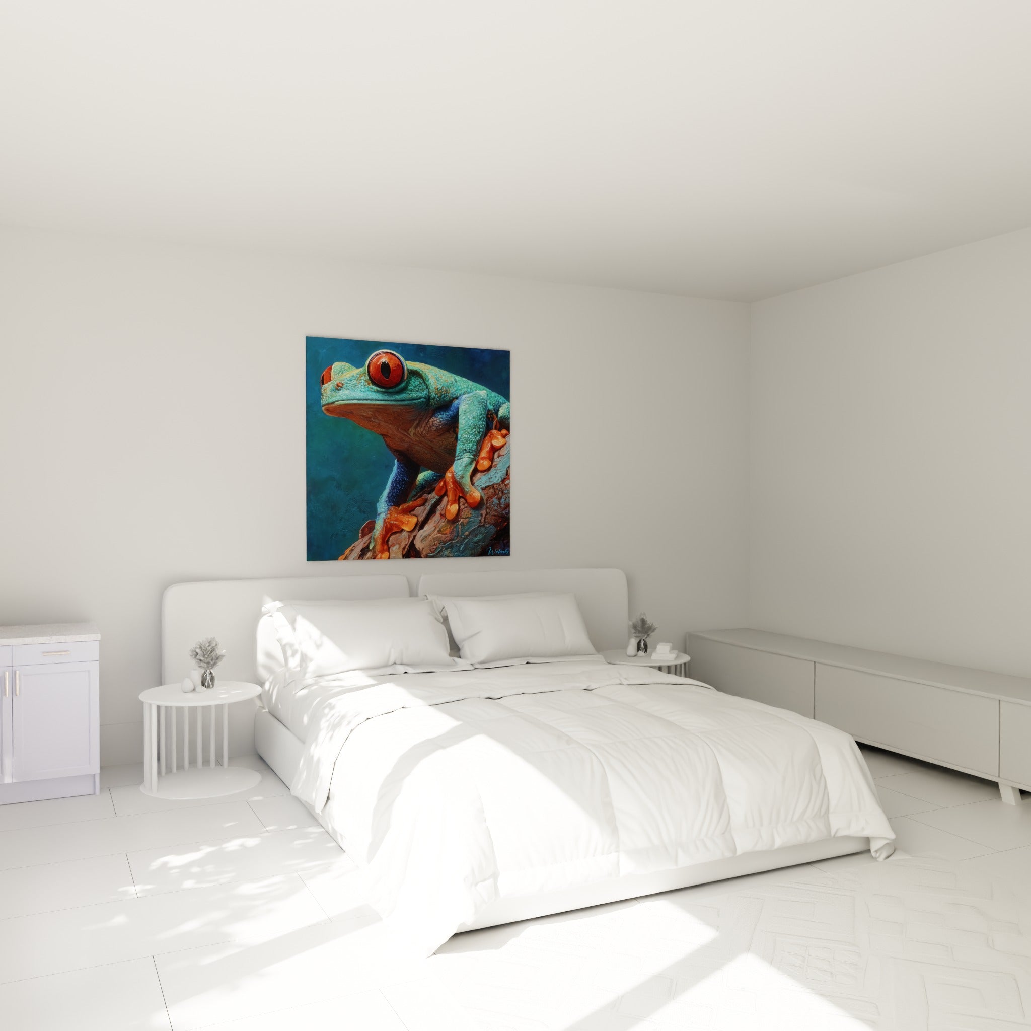 Amphibien exotique turquoise et orange accroché au-dessus d'un lit dans une chambre claire