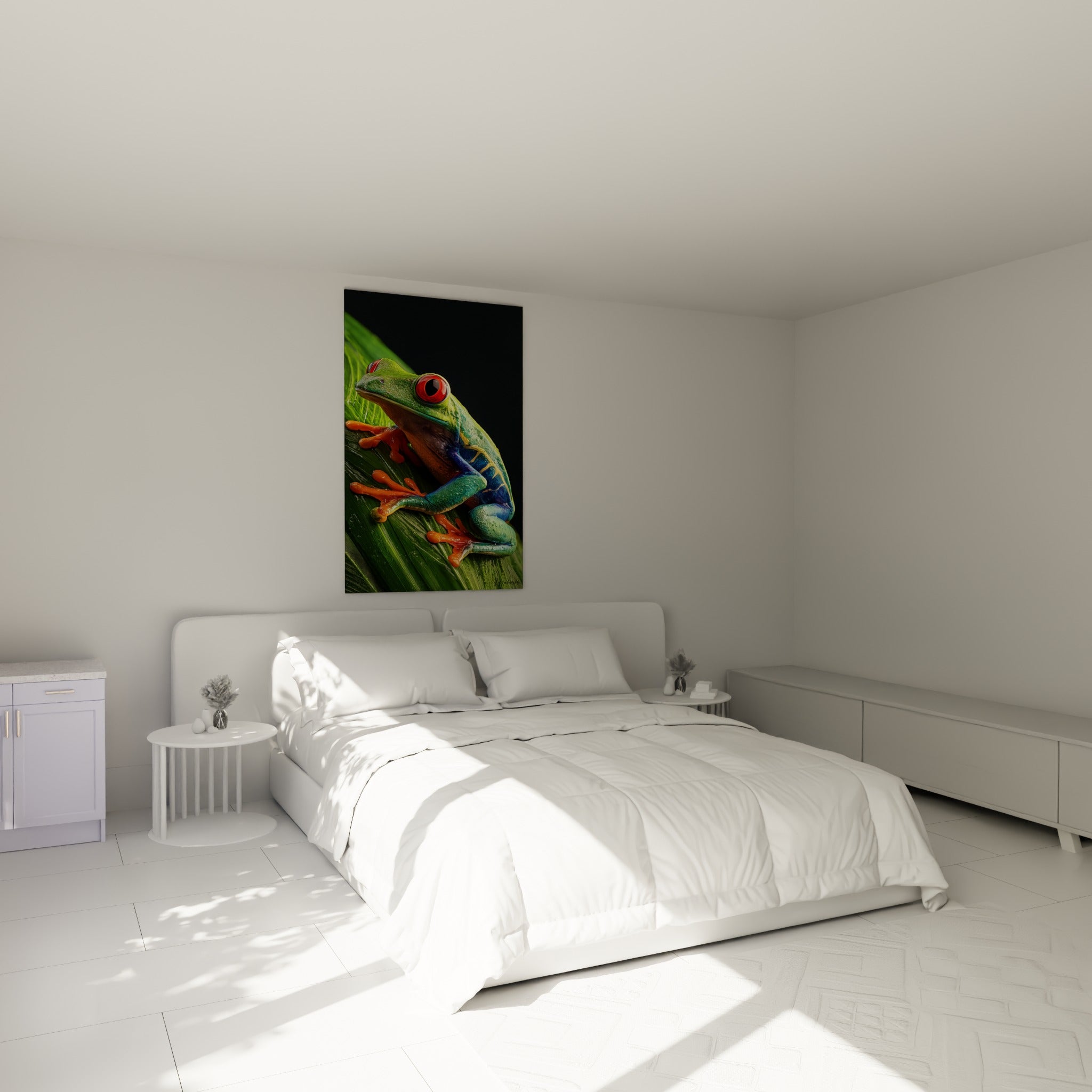 Rainette orangée et bleue aux yeux rouges intenses accrochée au-dessus d'un lit dans une chambre claire