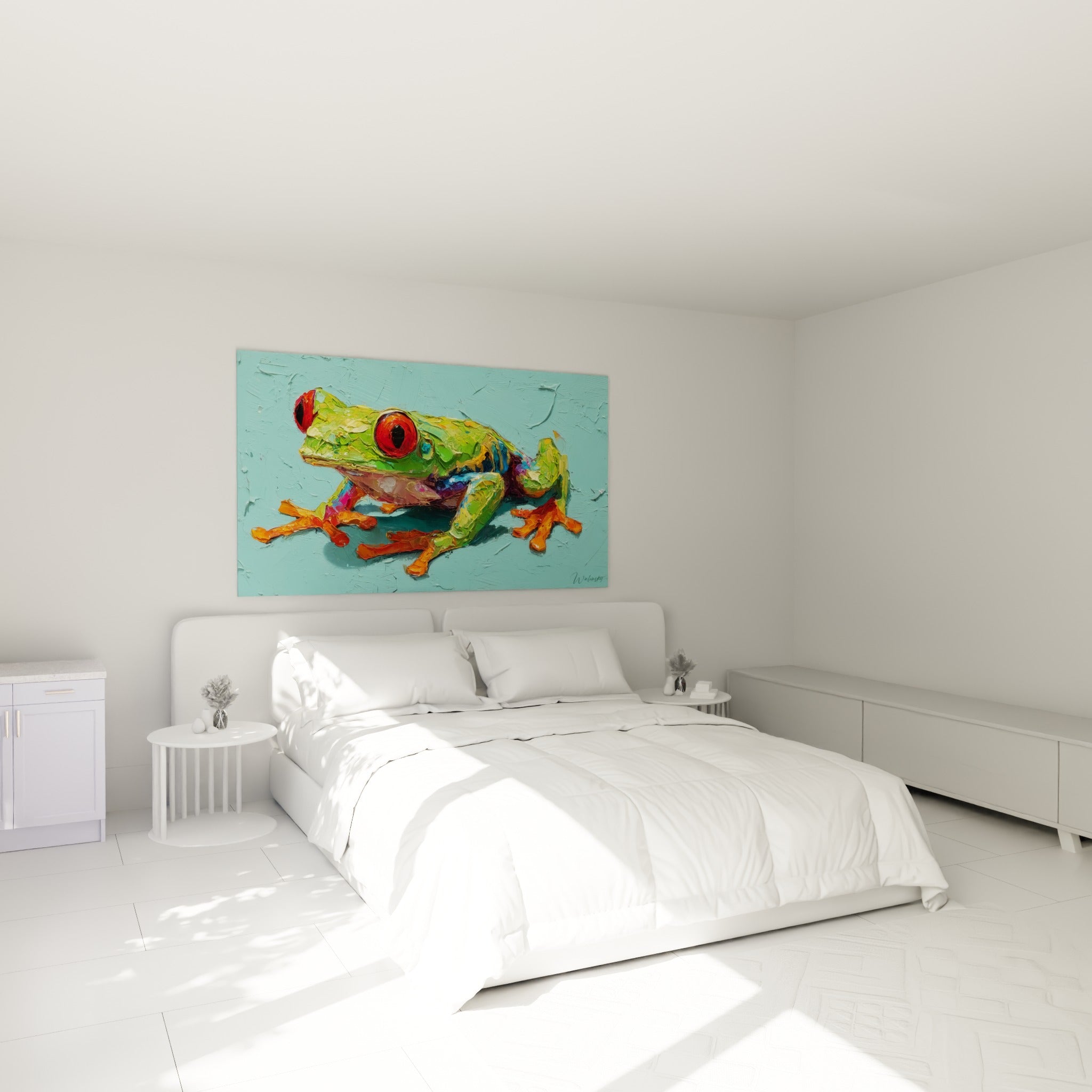 Amphibien vert vif aux reflets orangés accroché au-dessus d'un lit dans une chambre claire