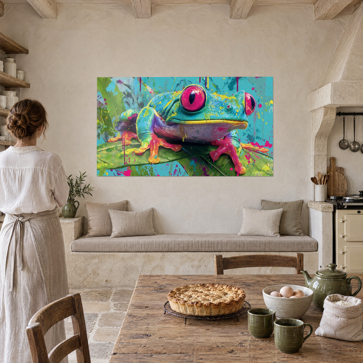 Tableau rainette tropicale turquoise aux pattes orangées et roses, coulures violettes, mur beige près d'un coin cuisine rustique
