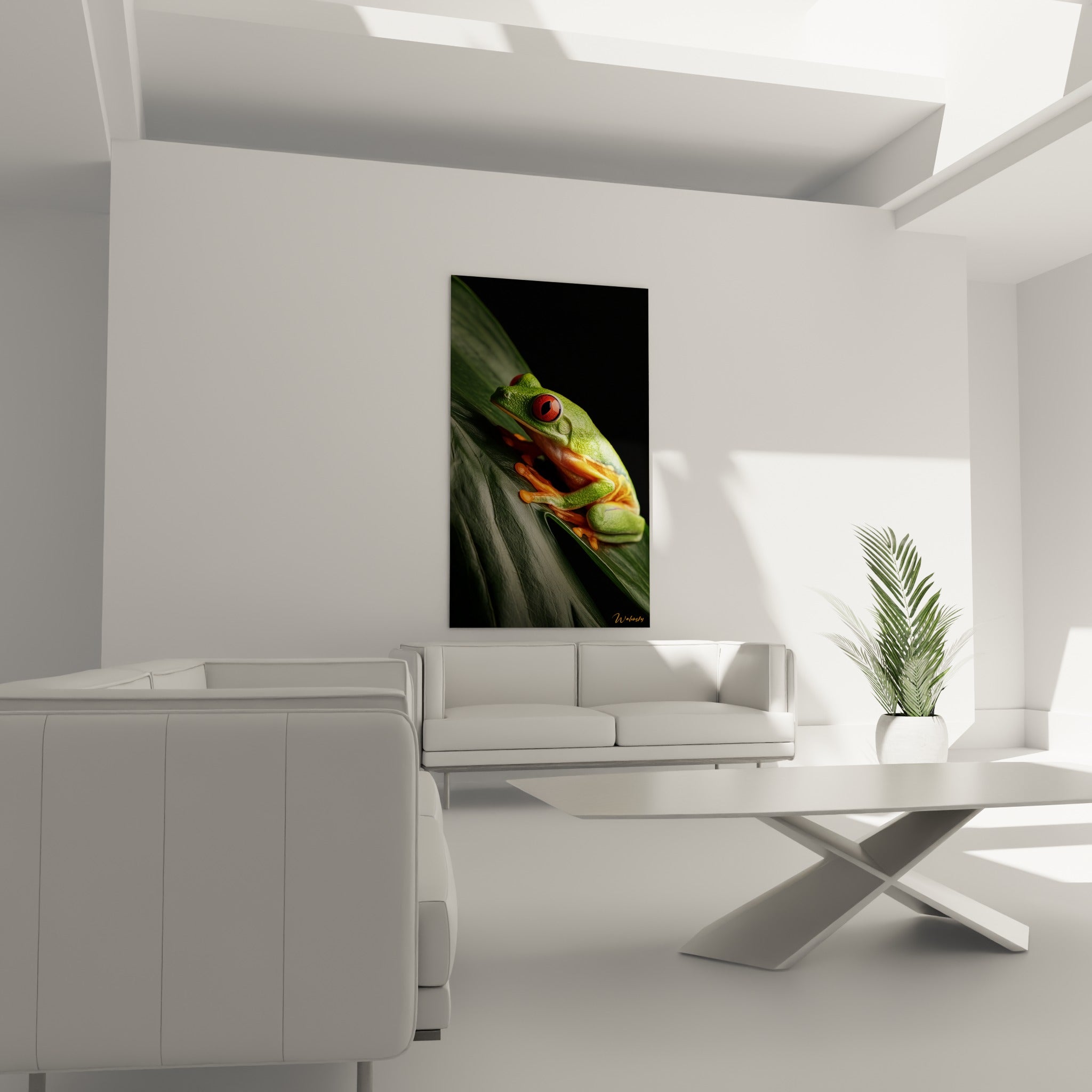 Batracien vert et orangé sur feuille tropicale au-dessus d'un canapé dans un salon lumineux