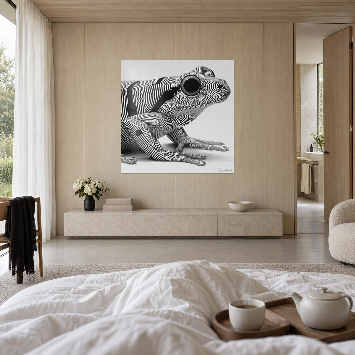 Quadro di un batrace zebrato con illusioni ottiche bianche e nere, occhio scuro cerchiato, sopra un letto in una camera luminosa
