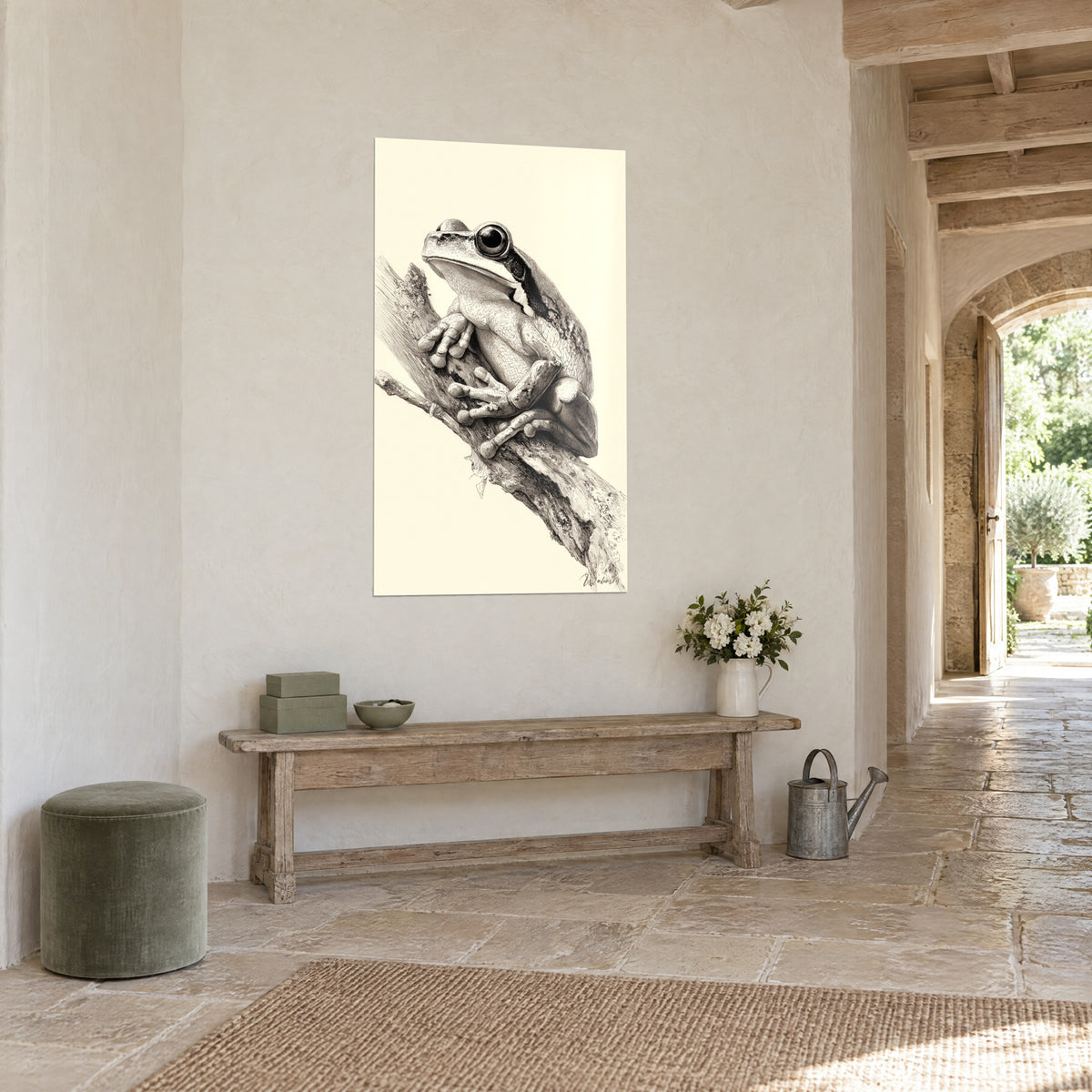 Πίνακας αμφίβιο με λεπτές μαύρες και κρεμ γραμμοσκιάσεις, κολλητικά δάχτυλα πάνω σε φλοιό, σε θολωτό πέτρινο διάδρομο