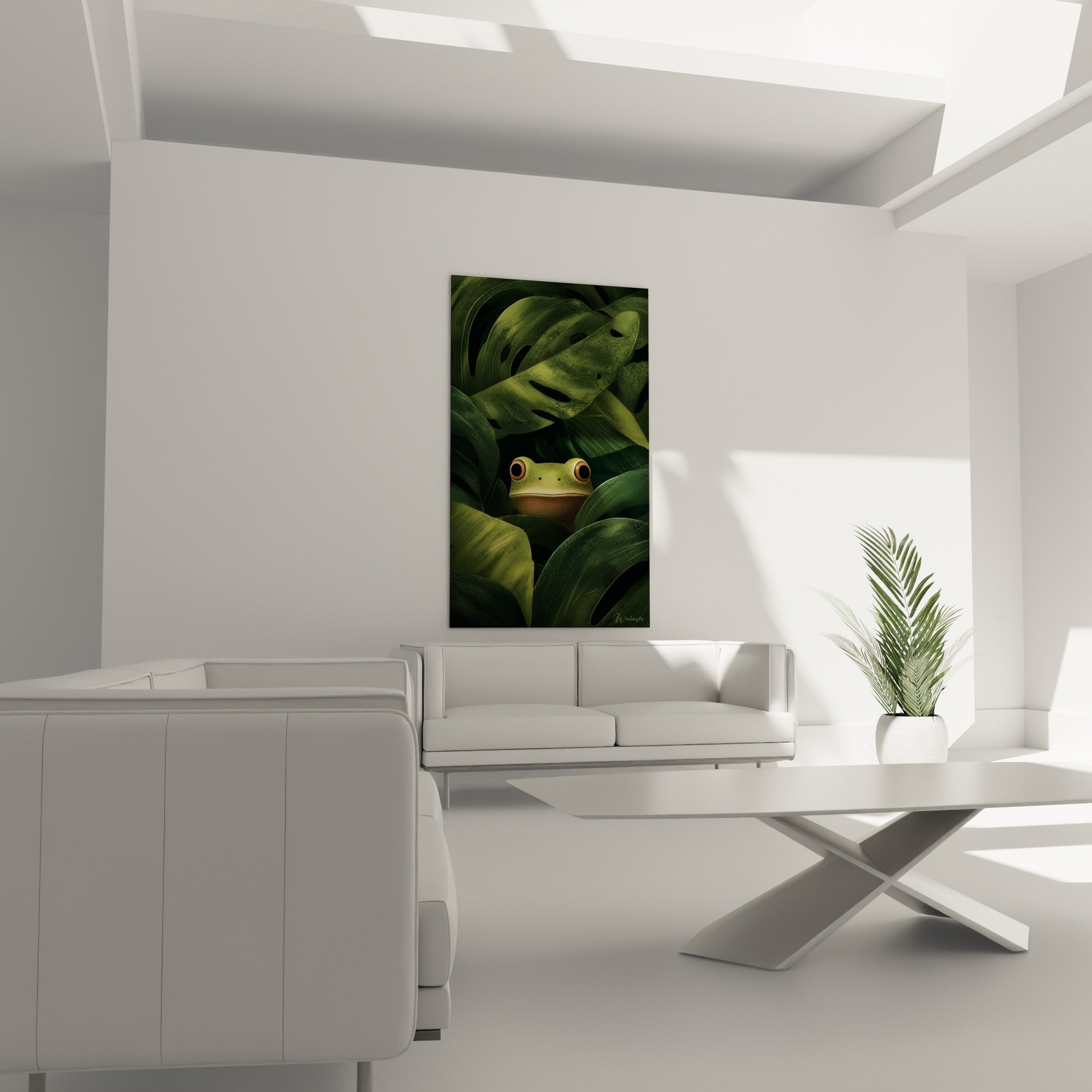 Regard doré de la grenouille émergeant du feuillage sombre au-dessus d'un canapé dans un salon lumineux