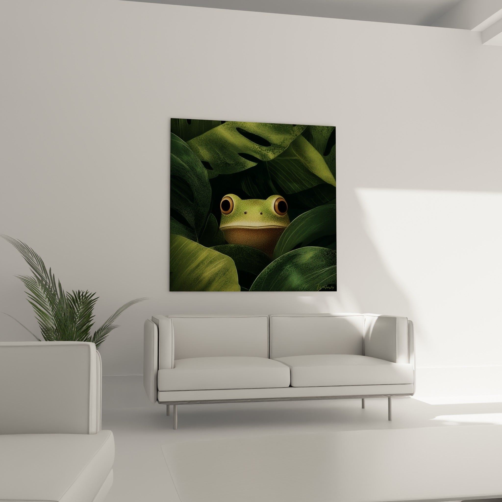 Yeux dorés perçants de la grenouille verte dans les feuilles, au-dessus d'un canapé dans un salon lumineux