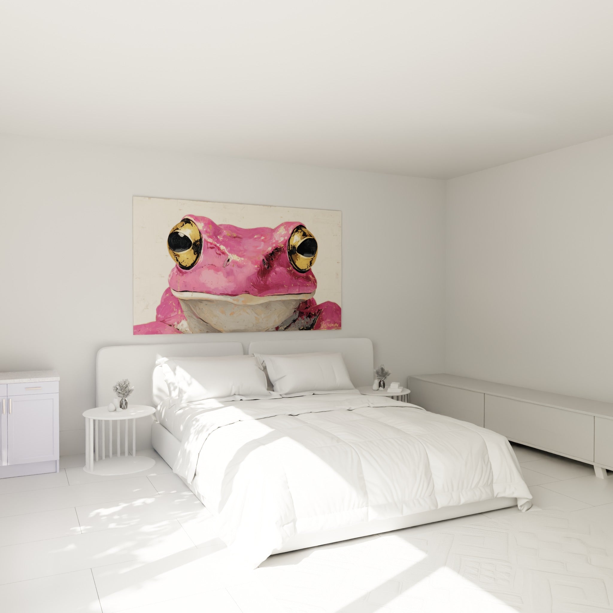 Yeux dorés et peau rose de la grenouille accrochés au-dessus d'un lit dans une chambre claire