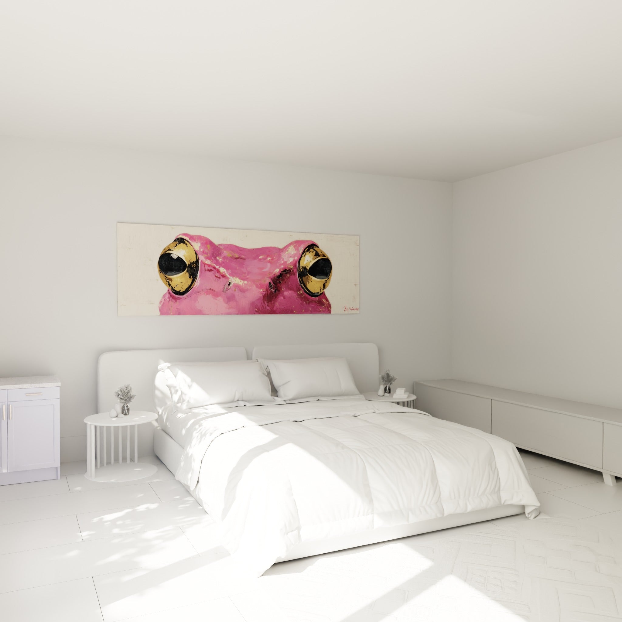 Yeux dorés d'une grenouille rose intense accrochés au-dessus d'un lit dans une chambre claire
