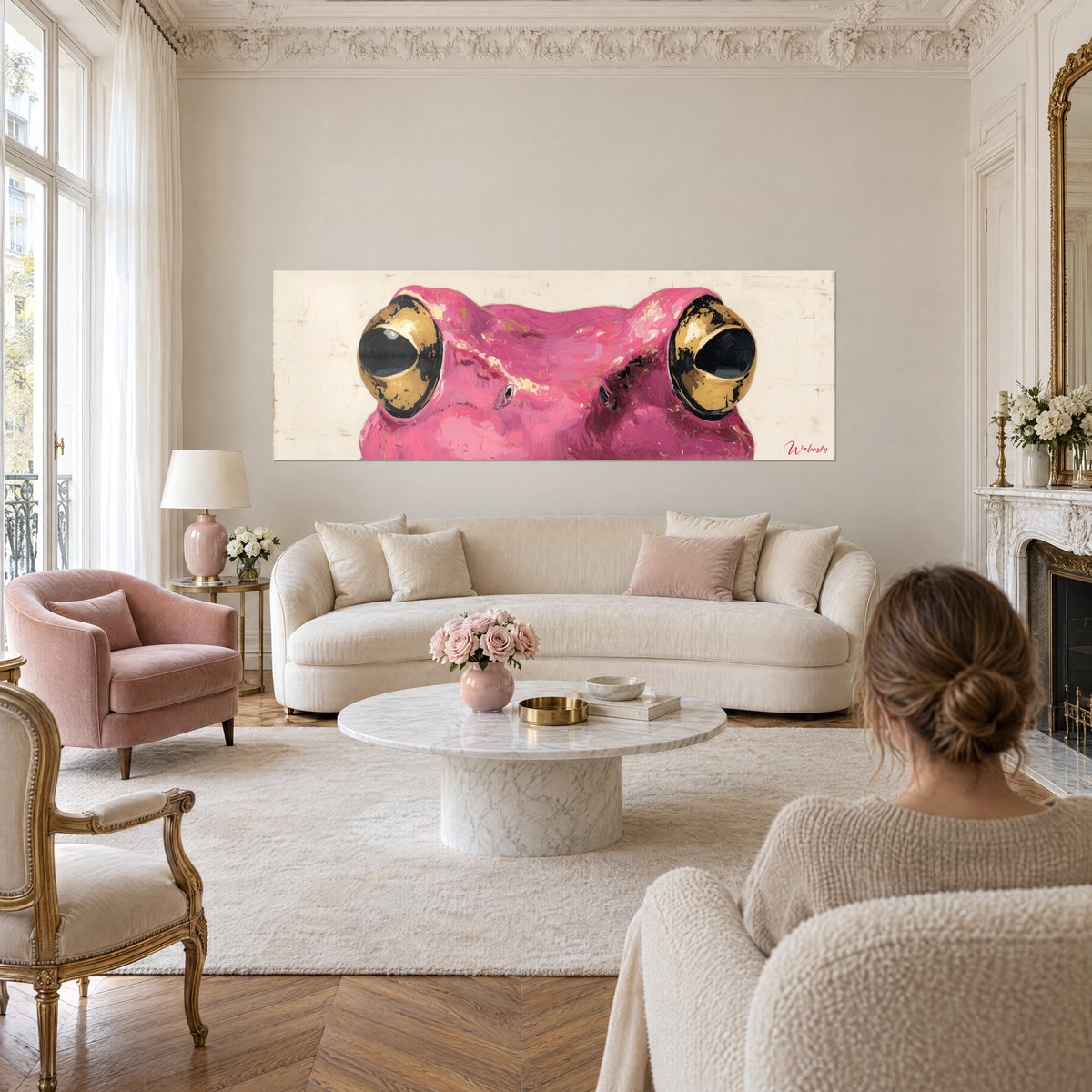 Schilderij van een snoeproze amfibie met gouden irissen, panoramisch op crème achtergrond, twee personen van achteren boven een bank in een lichte woonkamer