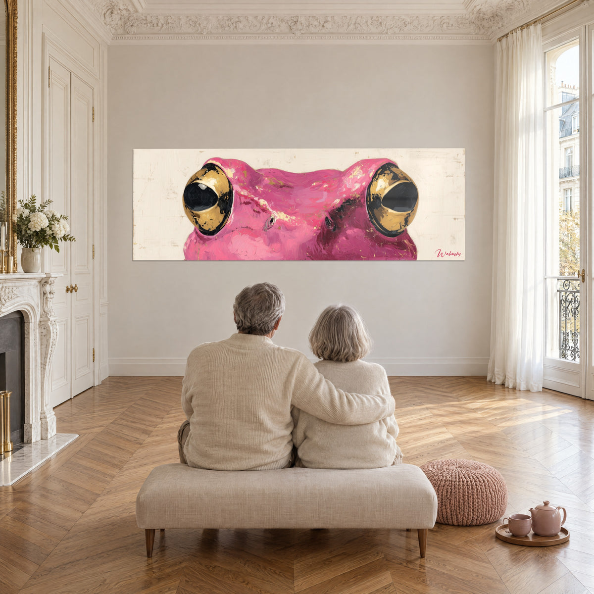 Schilderij van gouden kikkerogen met zwarte pupillen, uitgelopen roze huid, crème achtergrond, ouder echtpaar van achteren omhelsd op een bank, salon met parketvloer