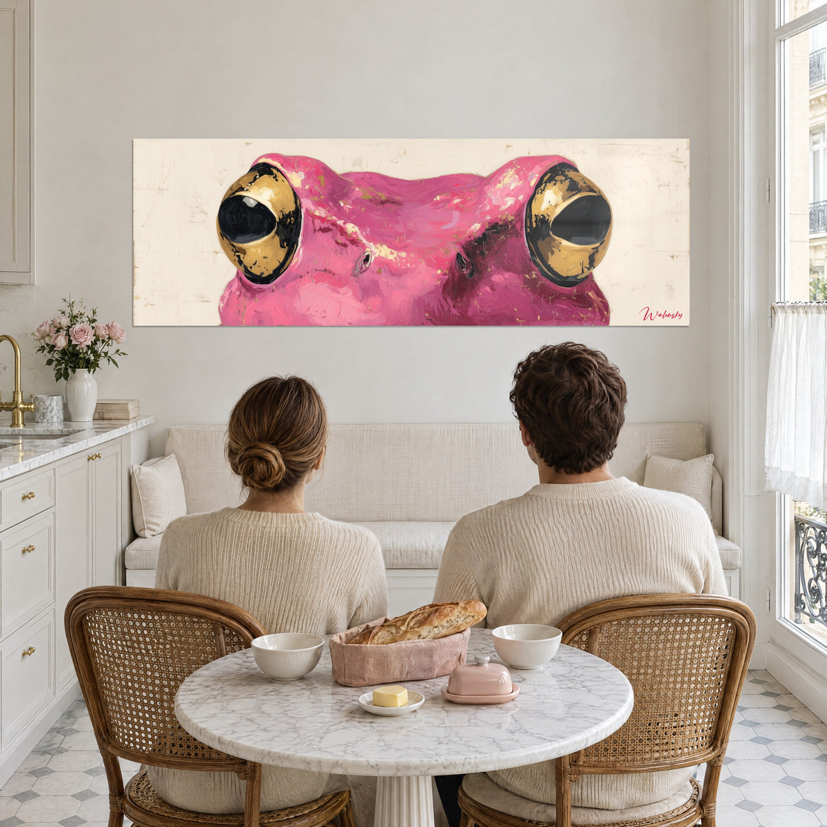 Schilderij van een magenta pad met barnsteenkleurige ogen met zwarte strepen, dik aangebrachte verf op beige achtergrond, koppel van achteren aan tafel, Haussmann-keuken
