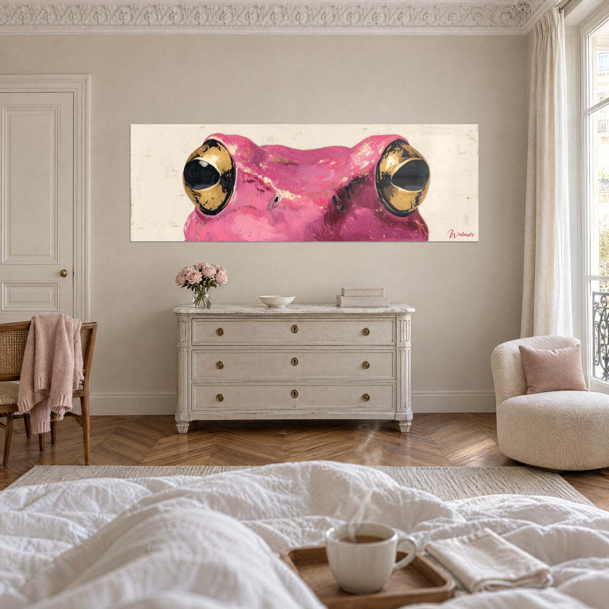 Schilderij van een felroze boomkikker met een gouden blik die opduikt uit een gebarsten ivoorkleurige achtergrond, tegenover een wit bed, boven het bed in een lichte slaapkamer
