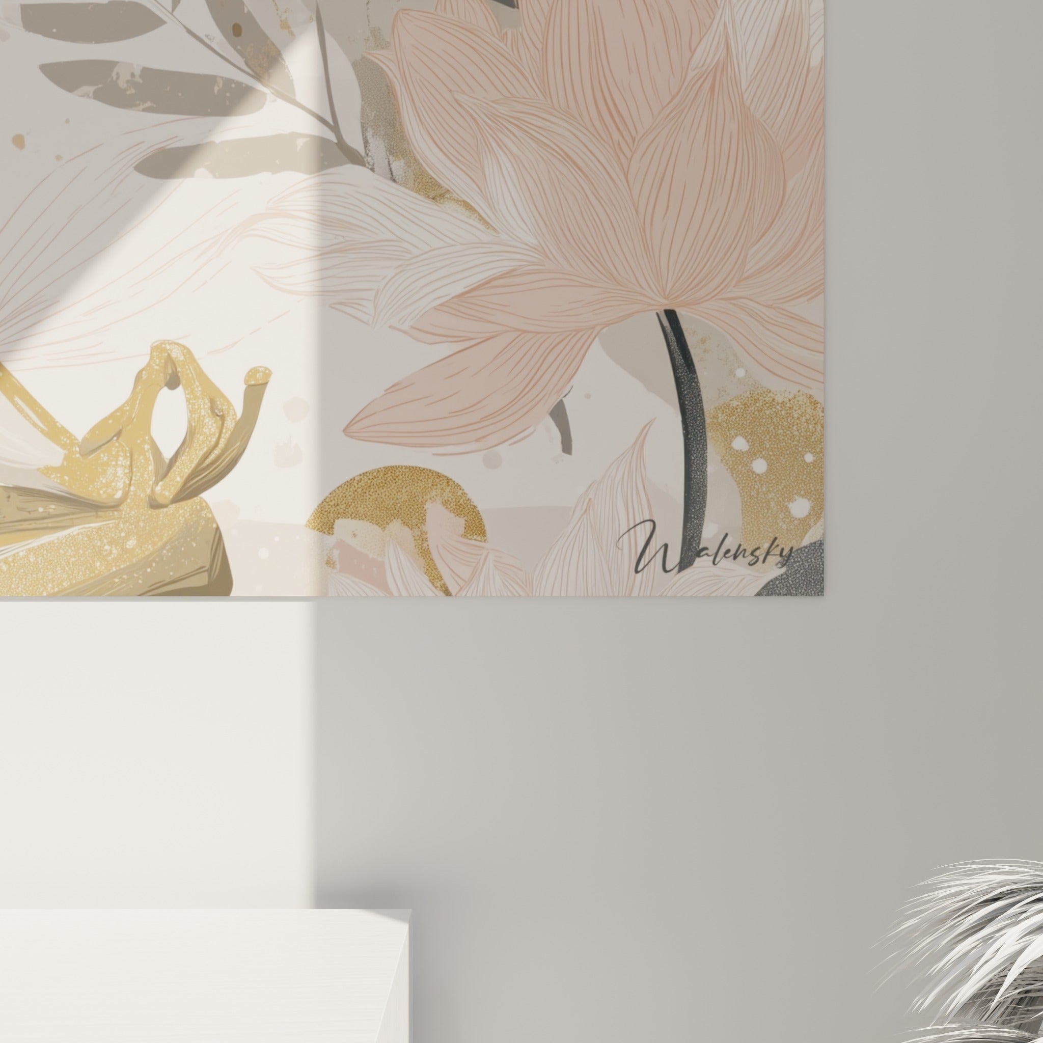 Détails du trait fin et des teintes dorées et roses de la toile accrochée, effet aquarelle visible