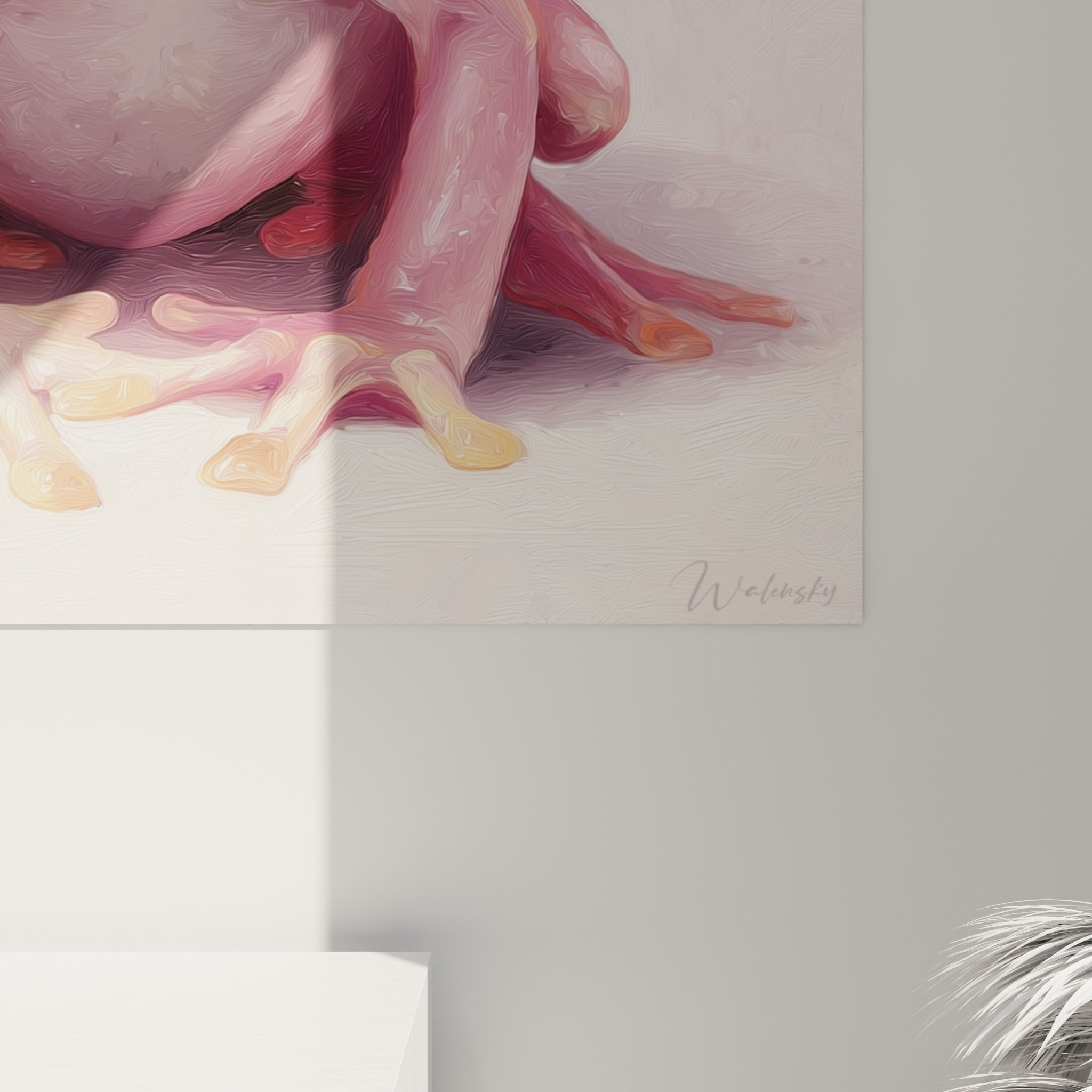 Empâtements roses et dorés visibles de près, matière épaisse façon aquarelle sur la peau de la grenouille