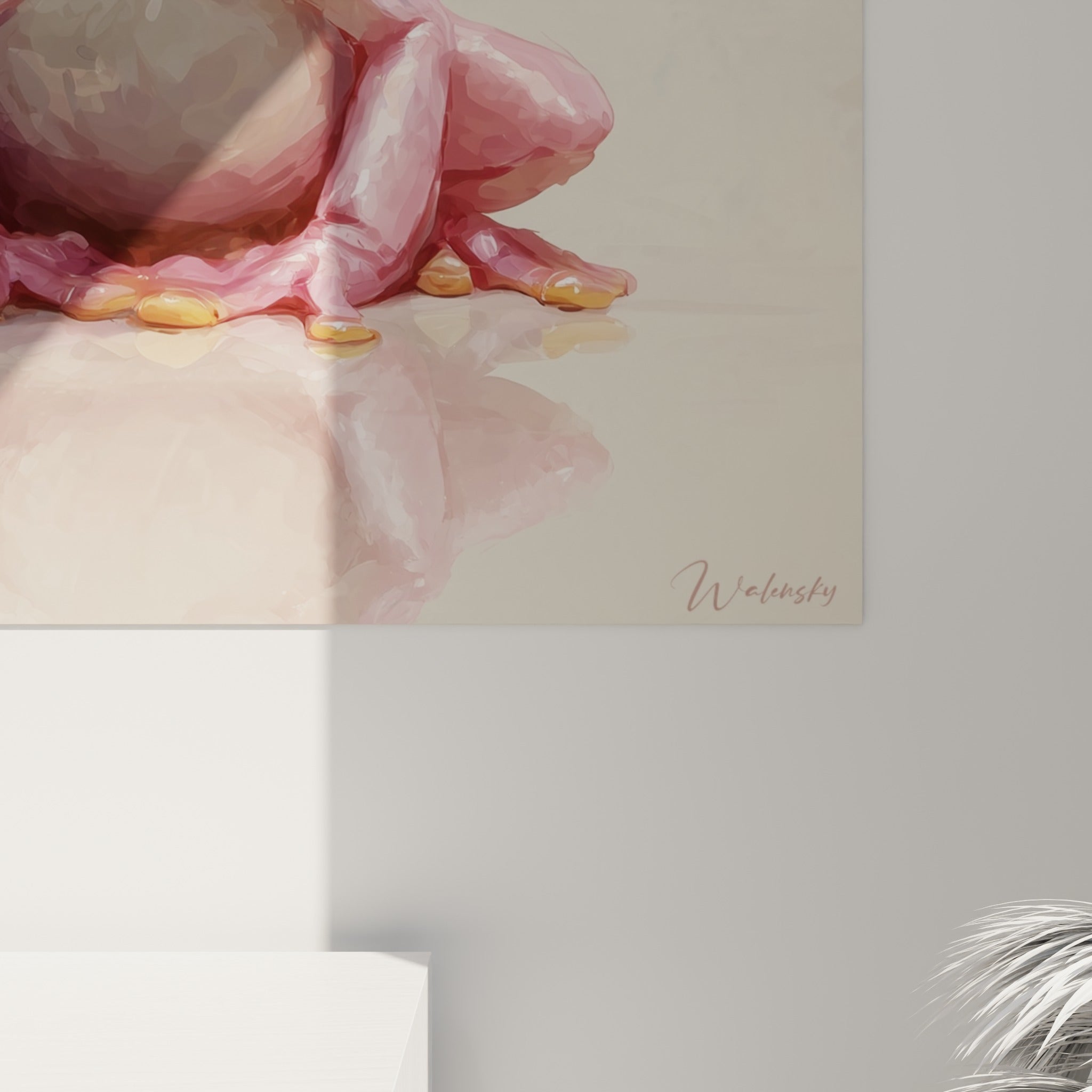 Empâtements dorés et roses se mêlant sur la texture lisse de l'œuvre encadrée, détail des reflets nacrés