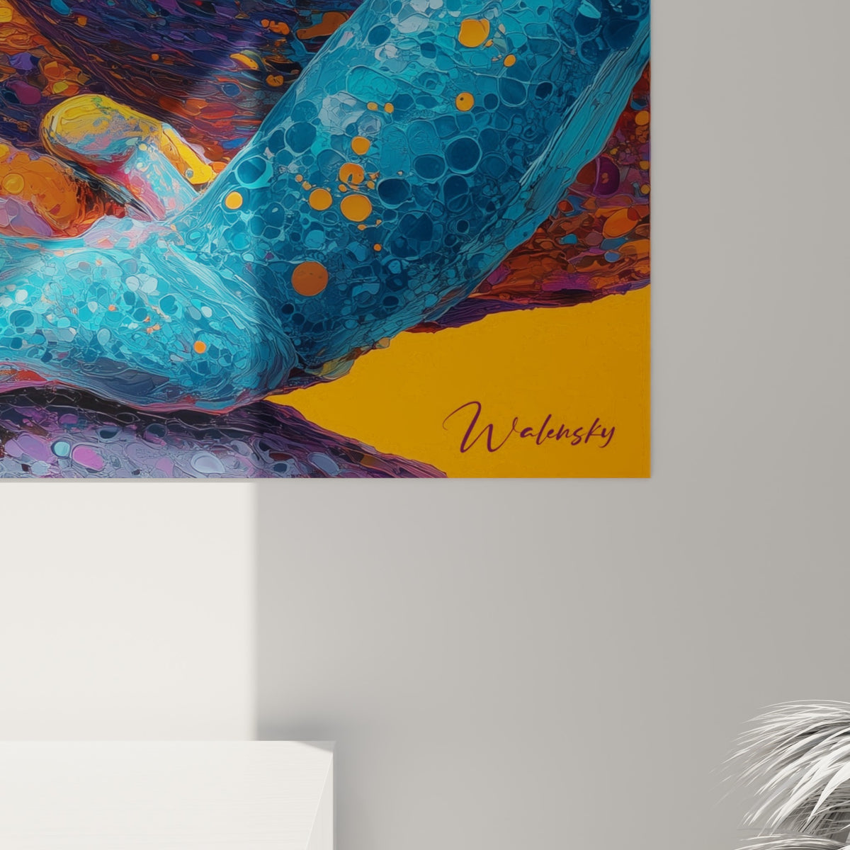Détail des éclaboussures orange, vertes et bleues sur la peau texturée de la grenouille peinte