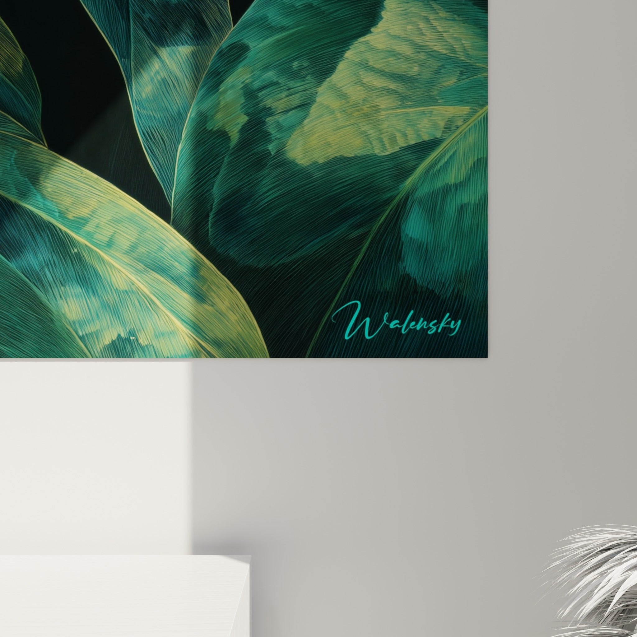 Détail de l'œil doré et cuivré de la grenouille, texture fine des feuilles vert sombre et nervures marquées