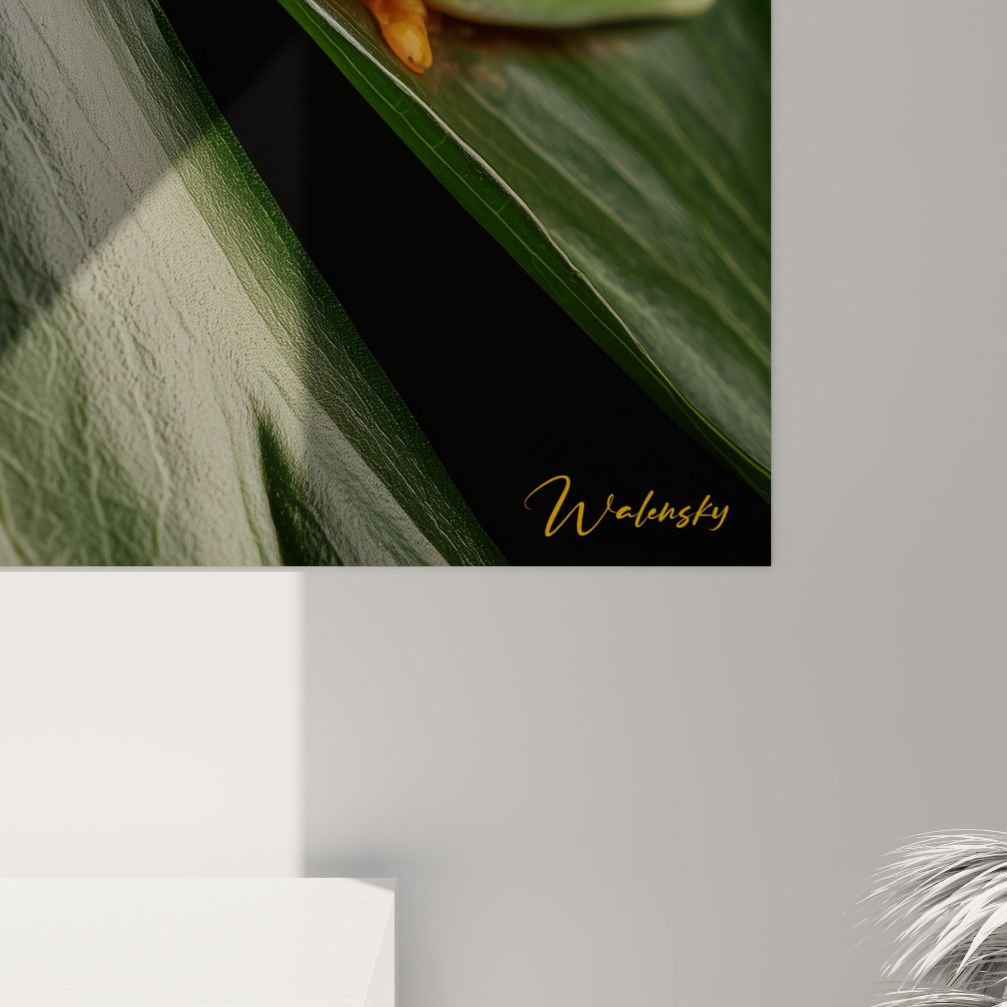 Détail de la peau granuleuse verte et des pattes orangées de la grenouille, texture d'impression visible de près