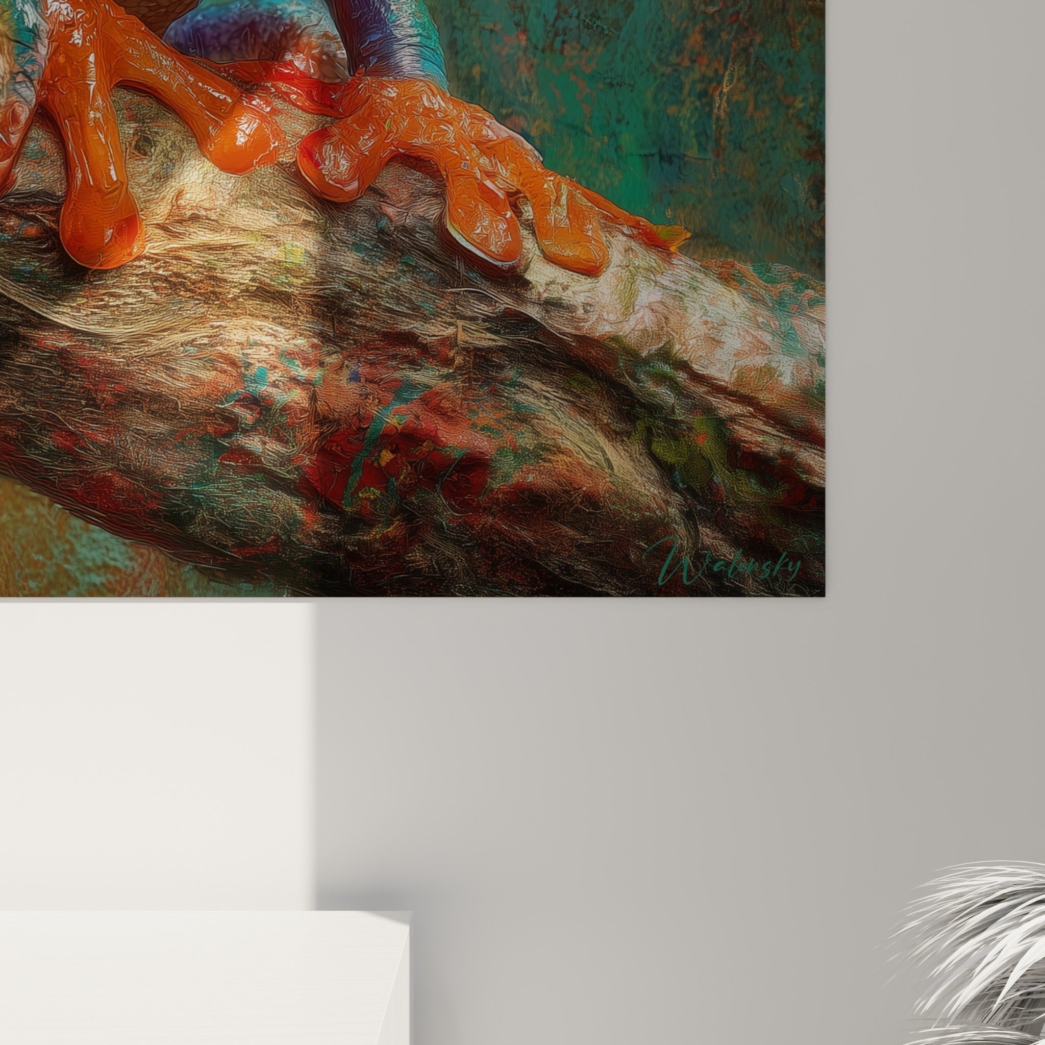 Détail de la peau texturée verte et bleutée de la grenouille aux reflets orange sur toile brillante