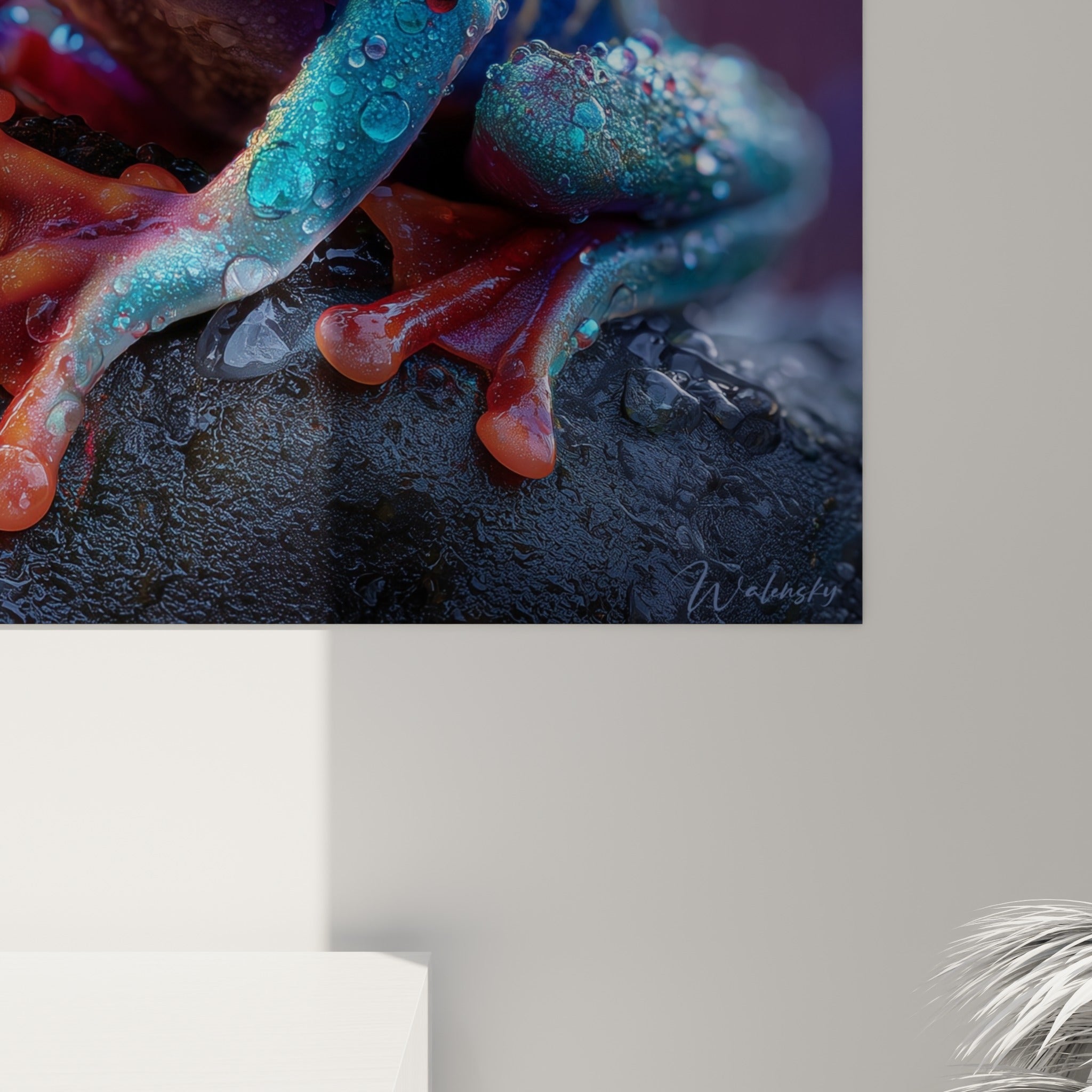 Détail de la peau texturée turquoise et des gouttes d'eau translucides sur l'œuvre imprimée