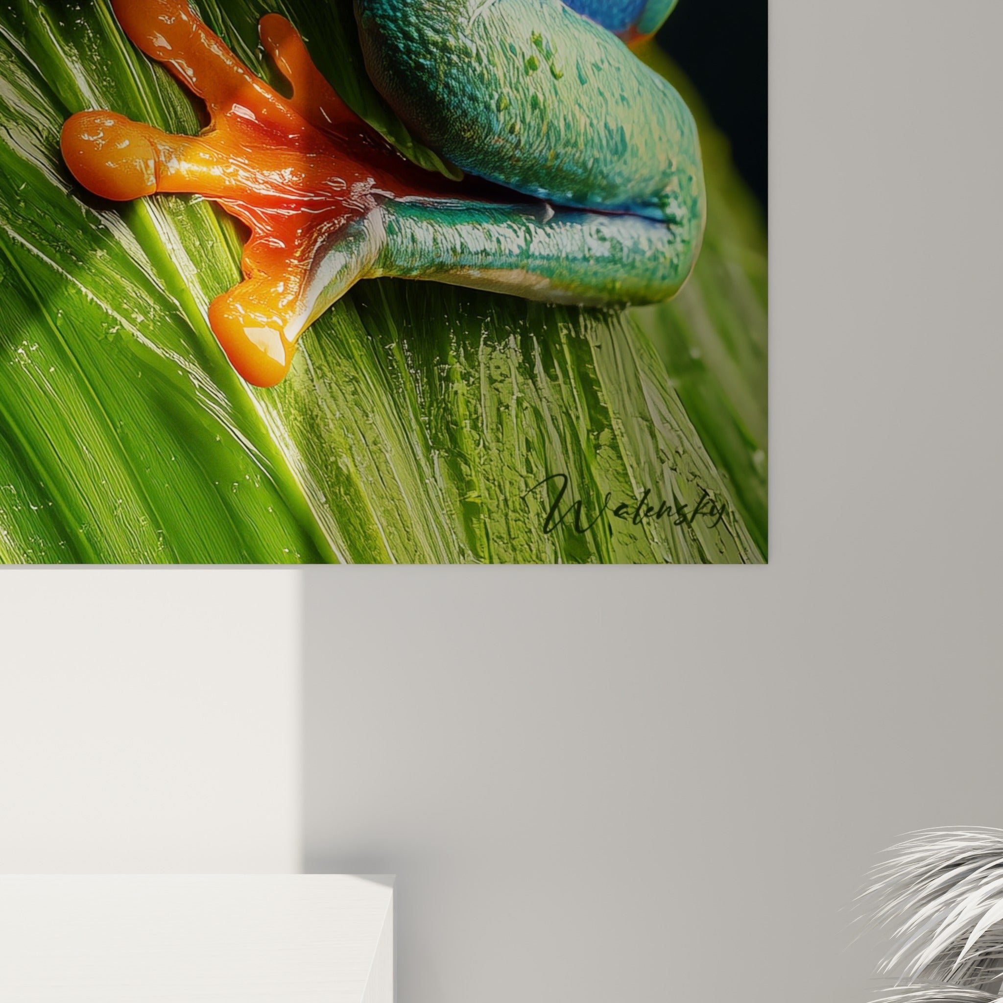Peau granuleuse verte et bleue de la rainette avec détails orangés et grain d'impression visible de près