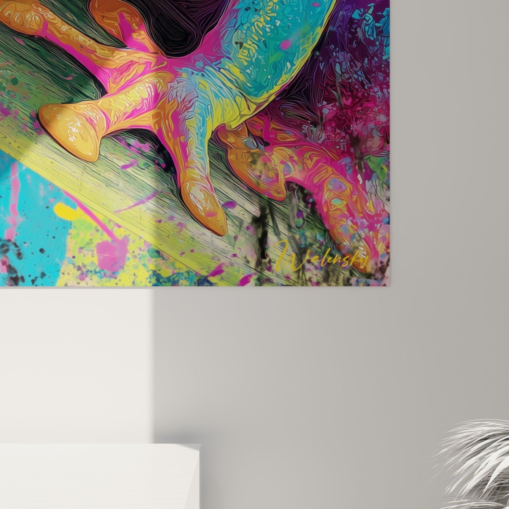 Empâtements de peinture turquoise et fuchsia se mêlant sur la peau texturée de la grenouille en gros plan