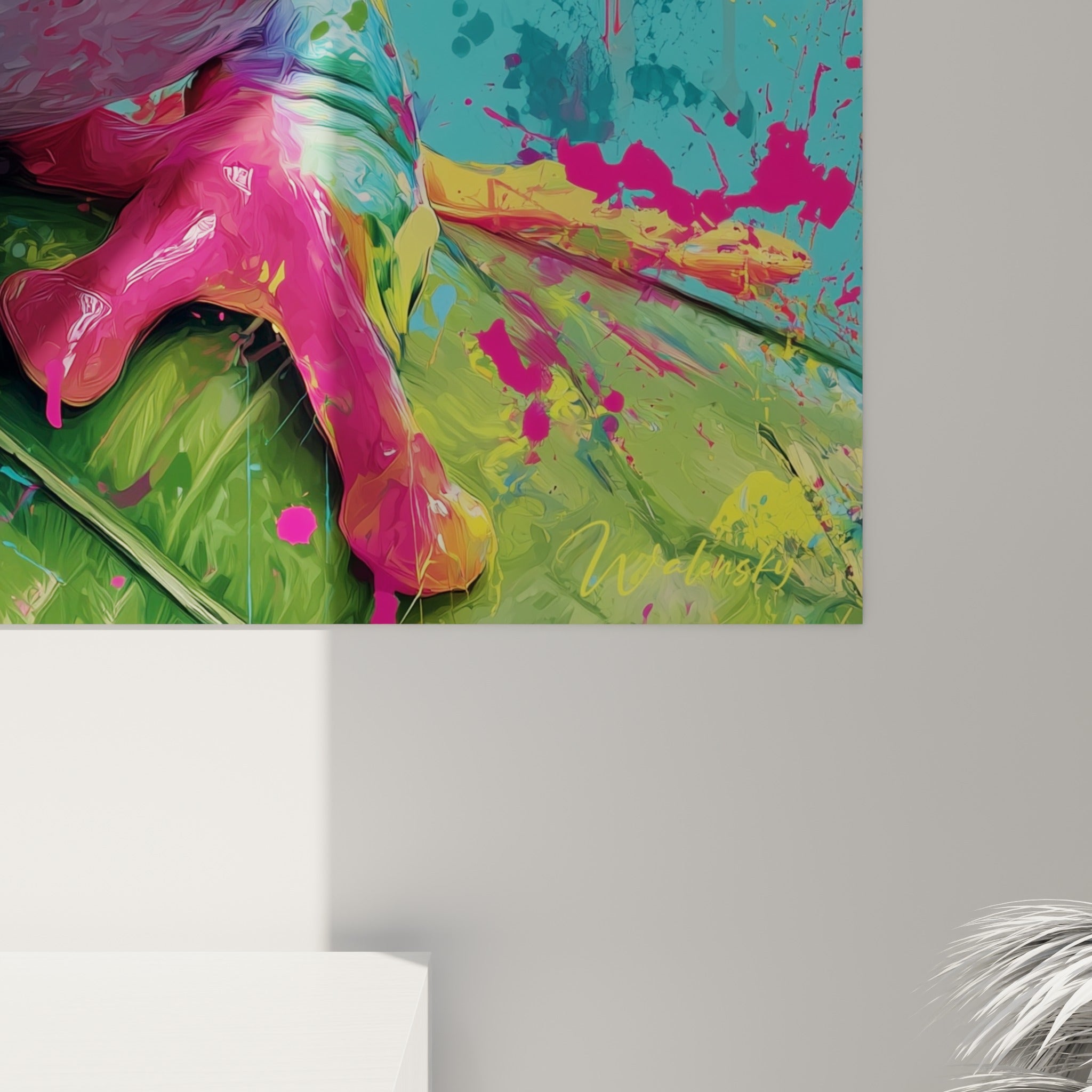 Empâtements colorés turquoise et jaune sur la peau texturée de la grenouille accrochée au mur