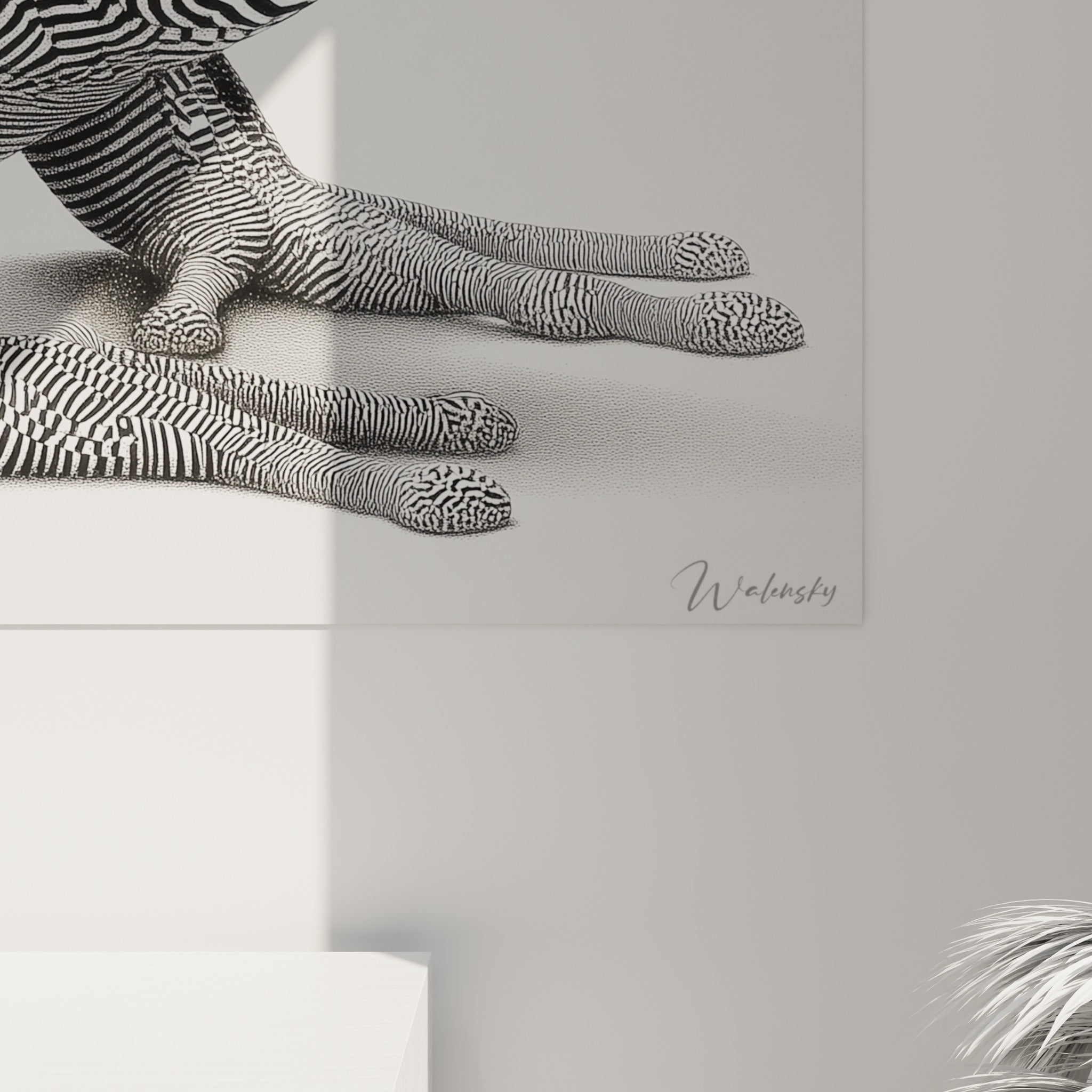 Détail des rayures encre et ivoire sur la peau texturée de la grenouille, grain d'impression visible de près.