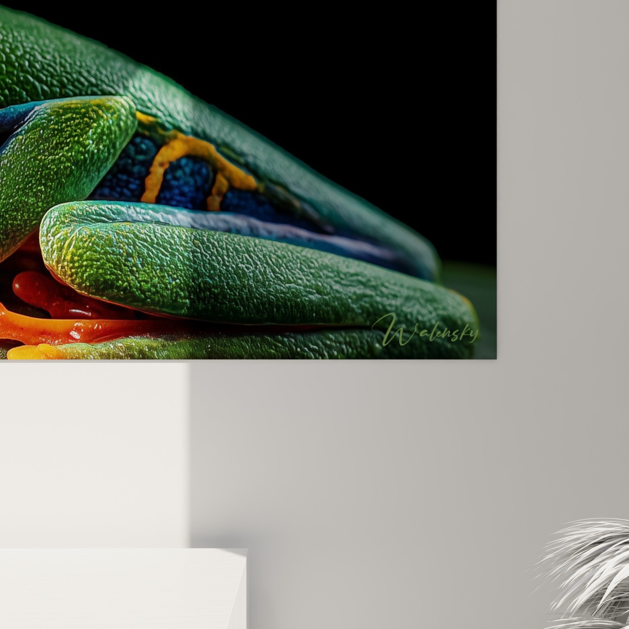 Détail de la texture granuleuse verte et des reflets orangés de la grenouille imprimée sur toile