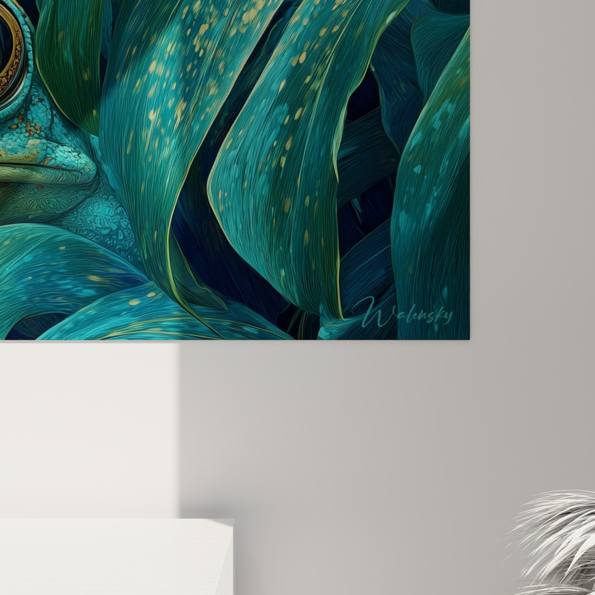 Texture granuleuse de la peau turquoise et reflets dorés des yeux visibles de près sur la toile