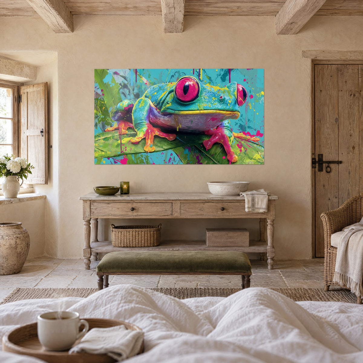 Tableau amphibien aux grands yeux roses et ventre lilas, touches de jaune acide et vert, accroché au-dessus d'un lit dans une chambre claire