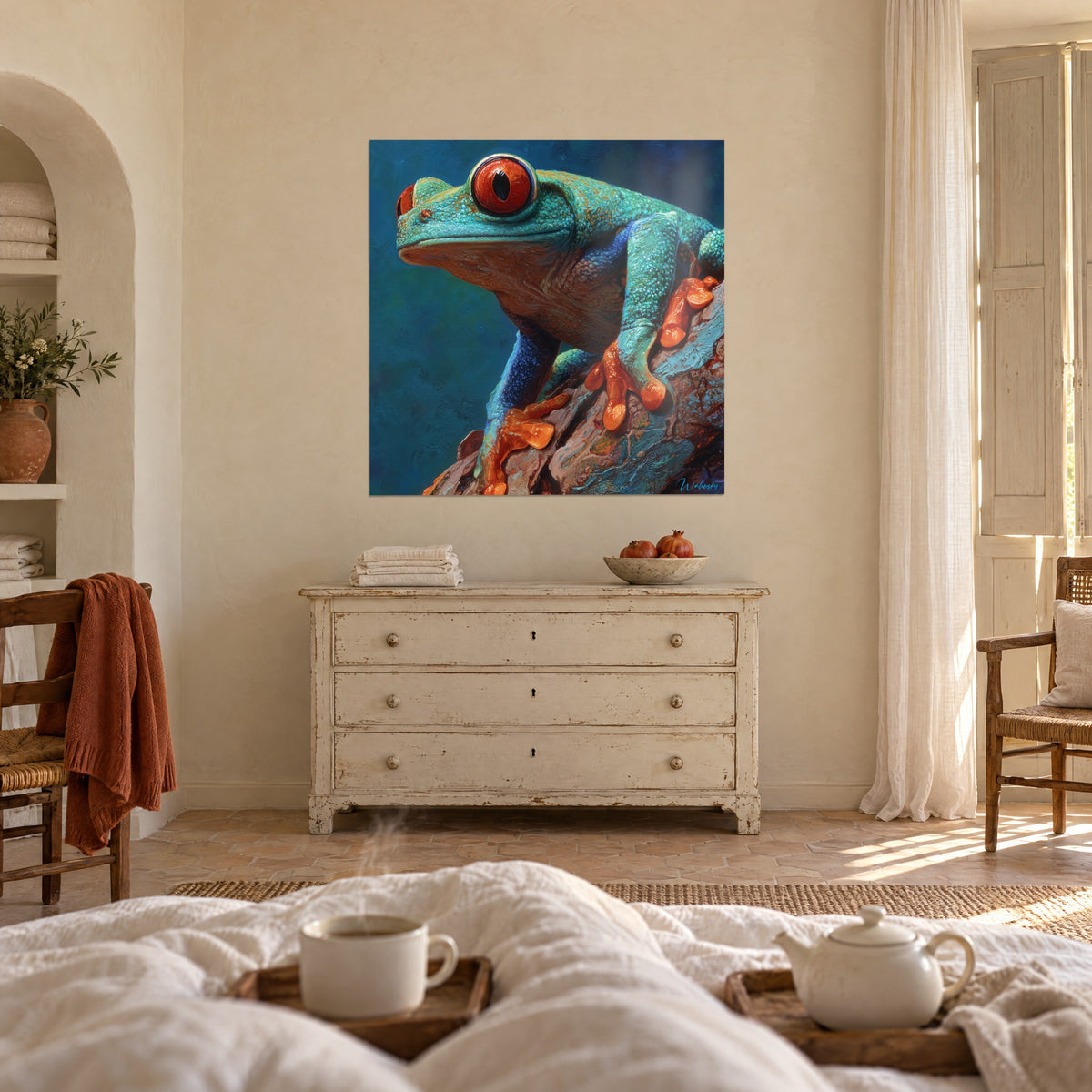 Schilderij amfibie met rode ogen en fel oranje poten op een nachtblauwe achtergrond, tegenover een wit bed, boven een bed in een lichte slaapkamer