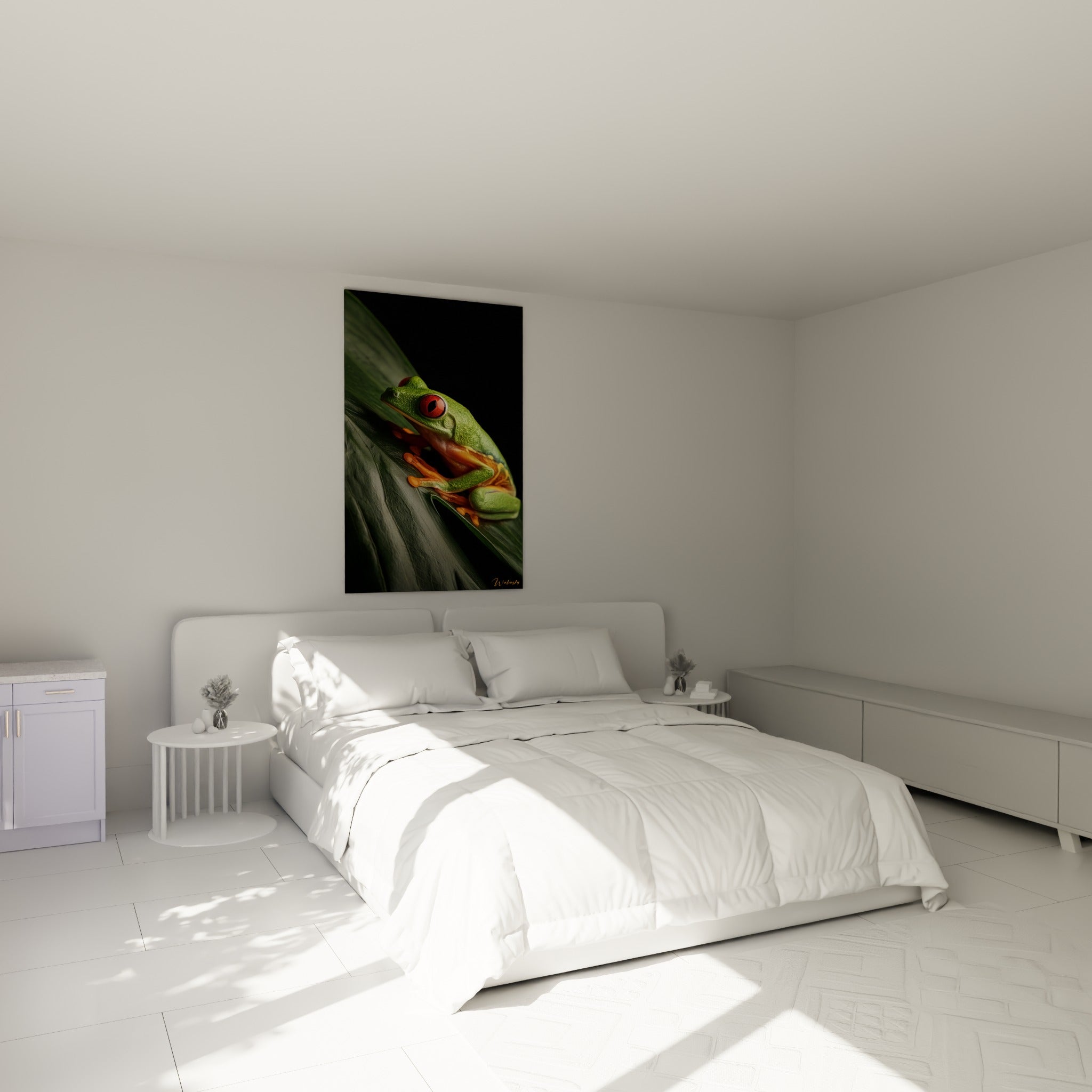 Grenouille verte aux pattes orangées et yeux rouges accrochée au-dessus d'un lit dans une chambre claire